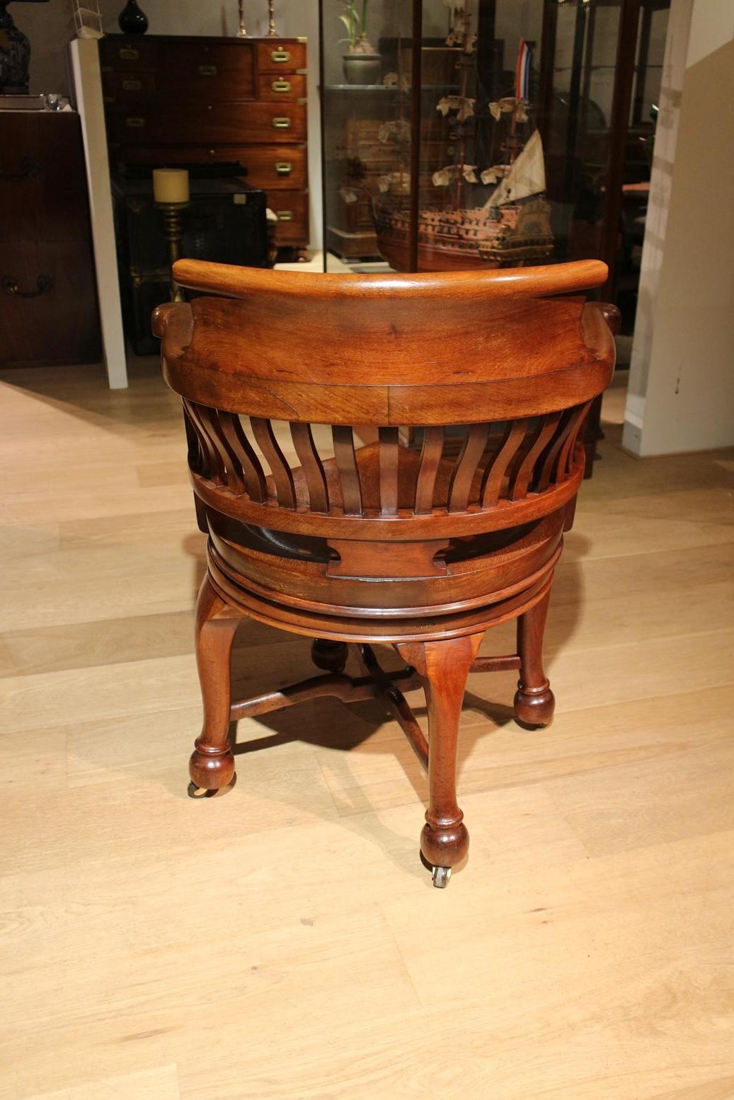 19th Century Mahogany Captain's Chair In Good Condition In Eindhoven, NL