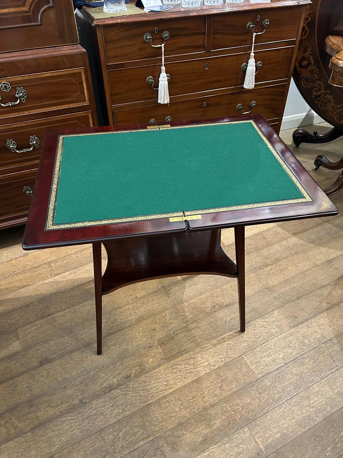 XIXe siècle Table à cartes en acajou du 19e siècle en vente