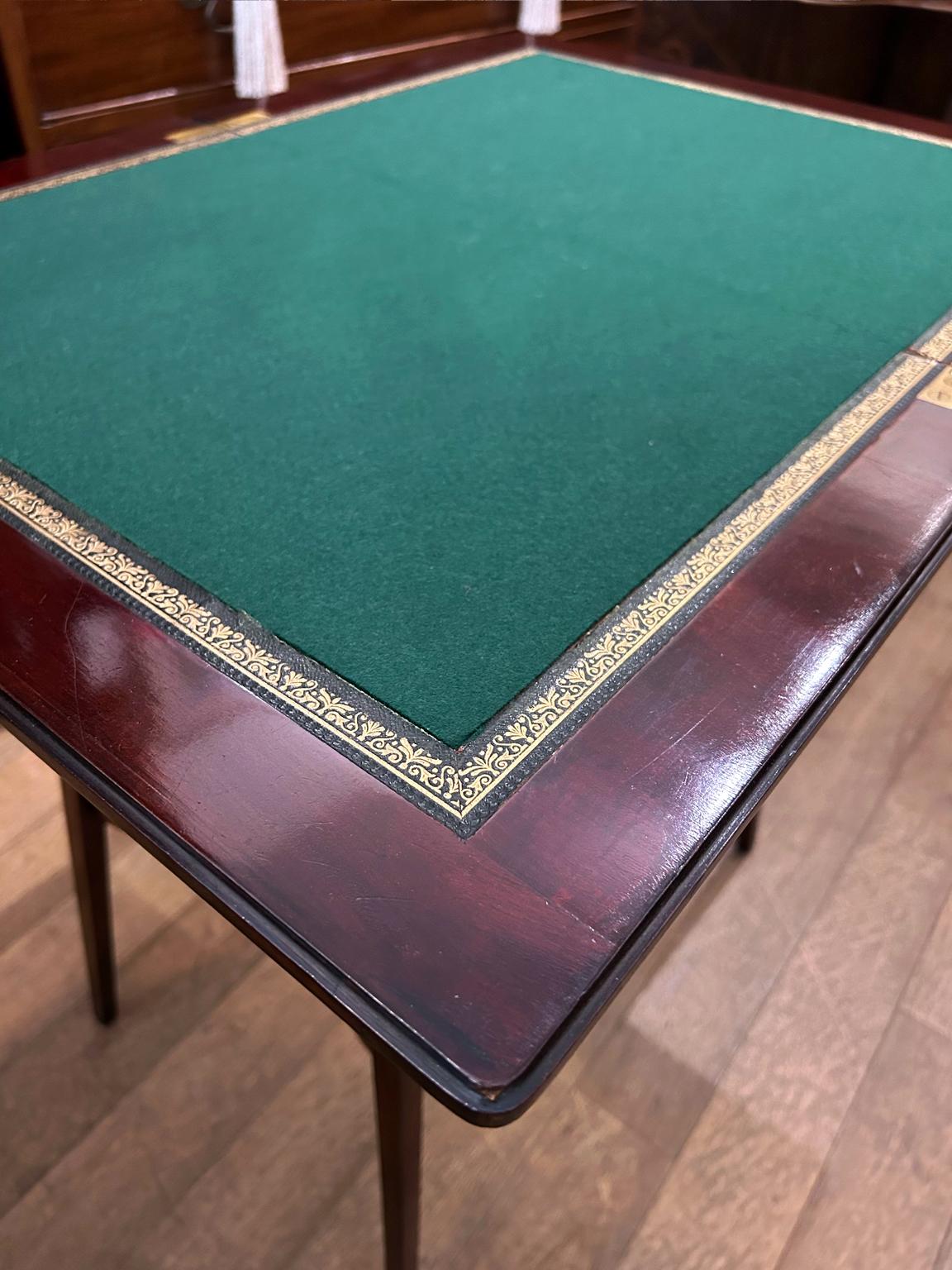 Acajou Table à cartes en acajou du 19e siècle en vente