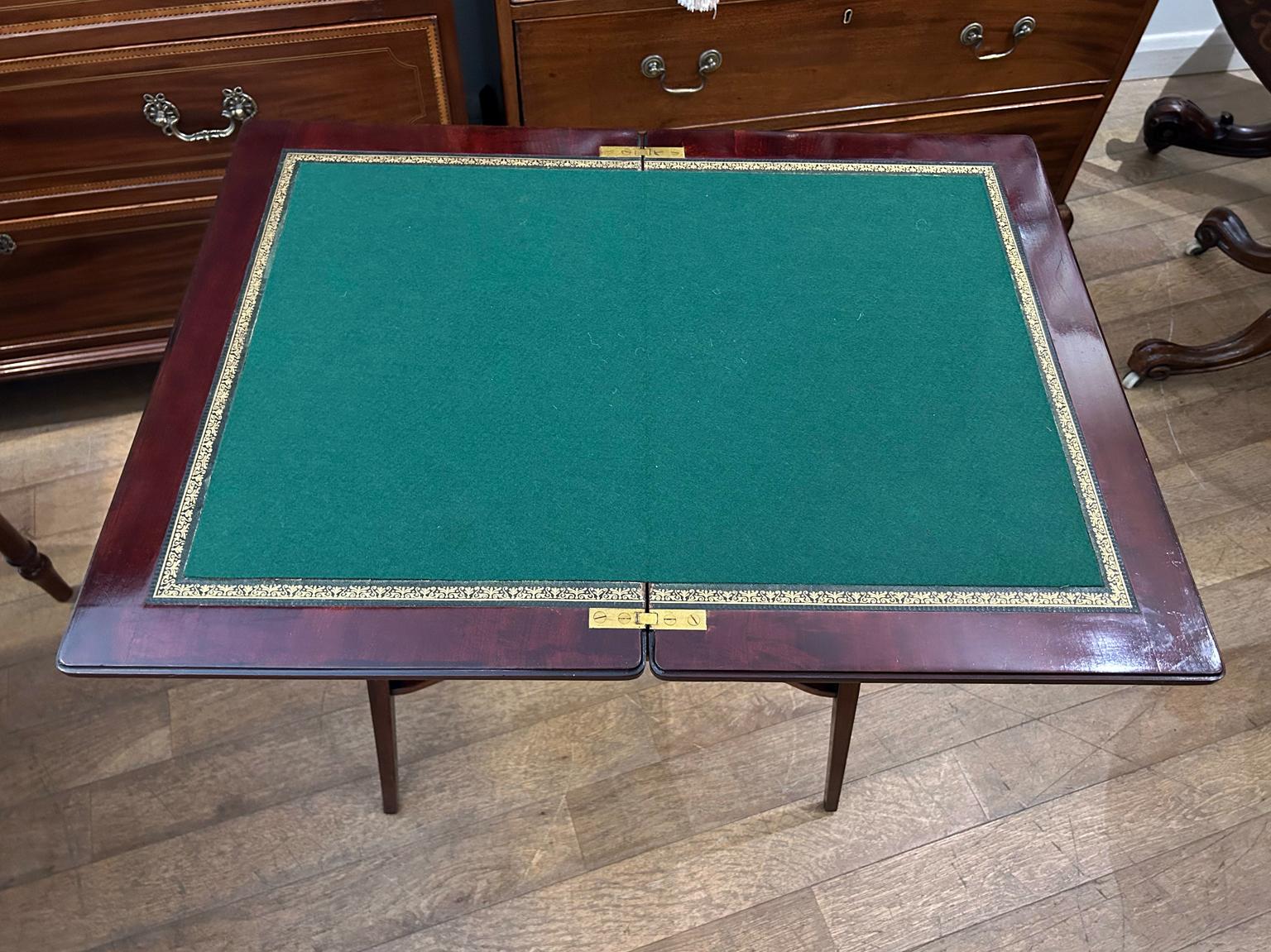 Table à cartes en acajou du 19e siècle en vente 1