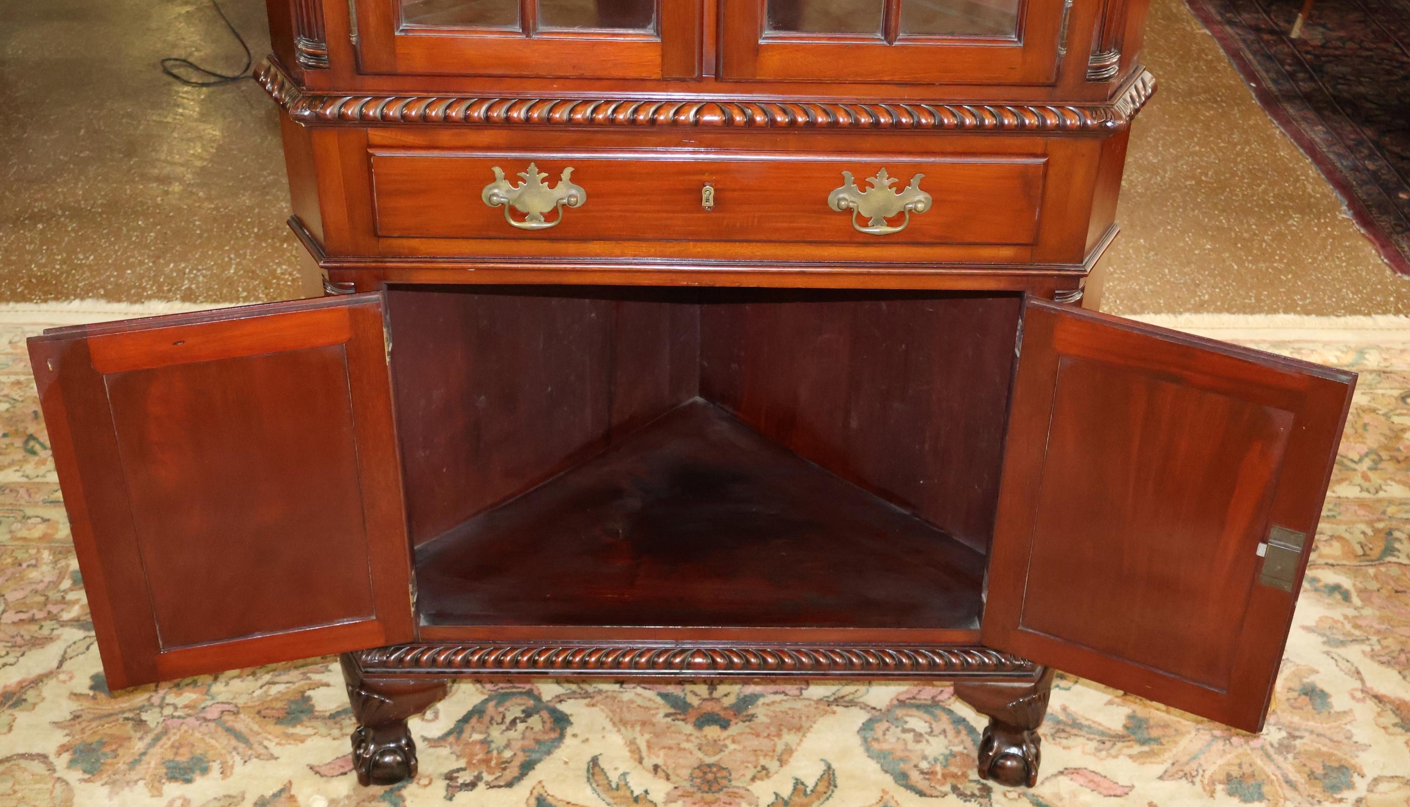 Mobile ad angolo Chippendale Centennial in mogano del XIX secolo con Ball and Claw in vendita 4