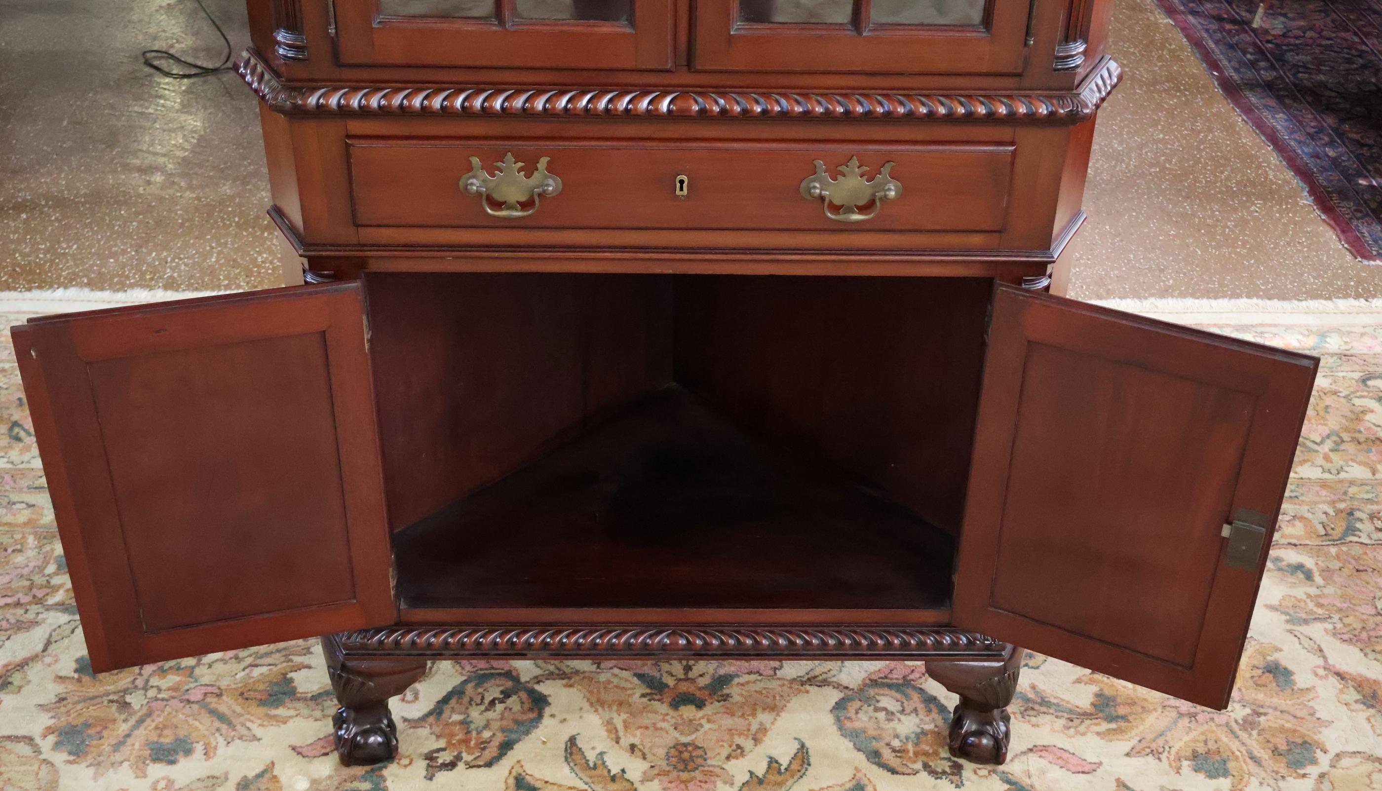 Mobile ad angolo Chippendale Centennial in mogano del XIX secolo con Ball and Claw in vendita 5