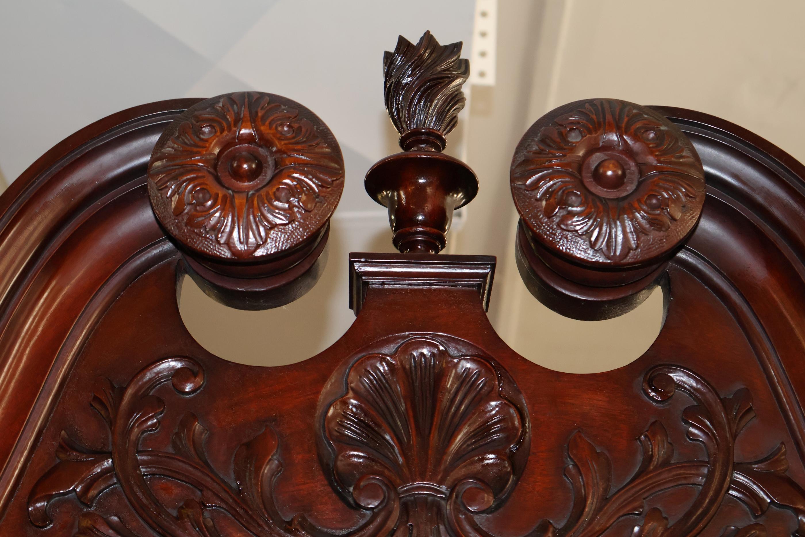 Mobile ad angolo Chippendale Centennial in mogano del XIX secolo con Ball and Claw in vendita 7