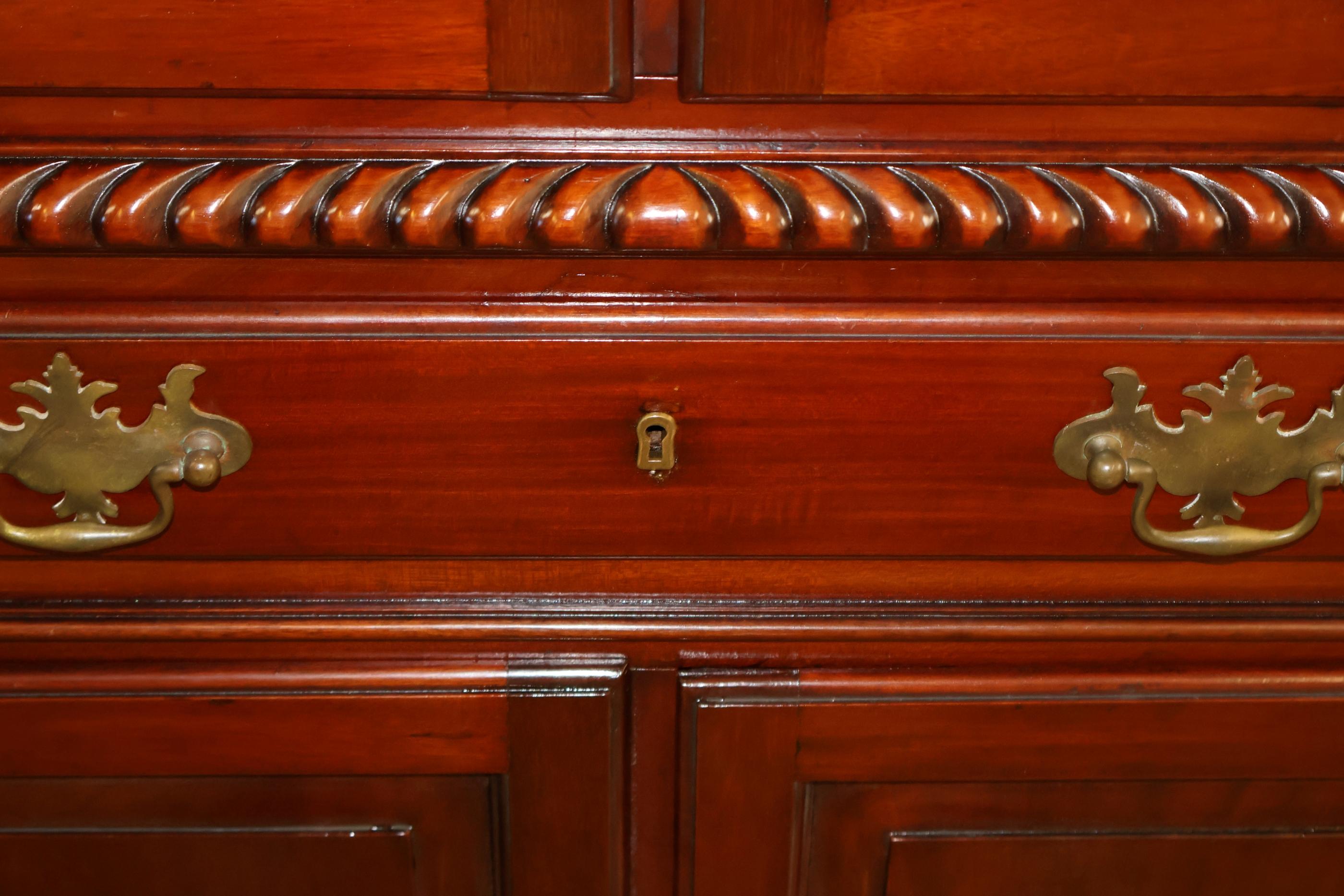 Mobile ad angolo Chippendale Centennial in mogano del XIX secolo con Ball and Claw in vendita 8
