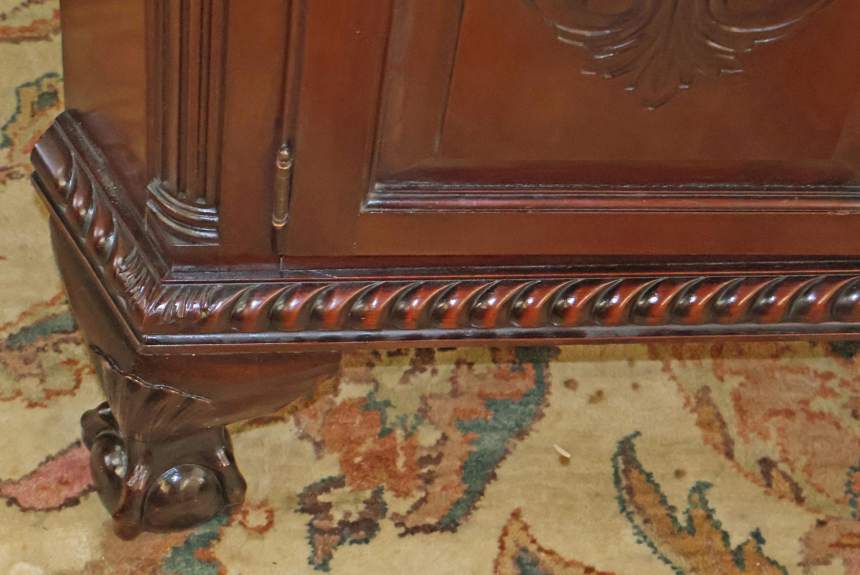 Mobile ad angolo Chippendale Centennial in mogano del XIX secolo con Ball and Claw in vendita 10