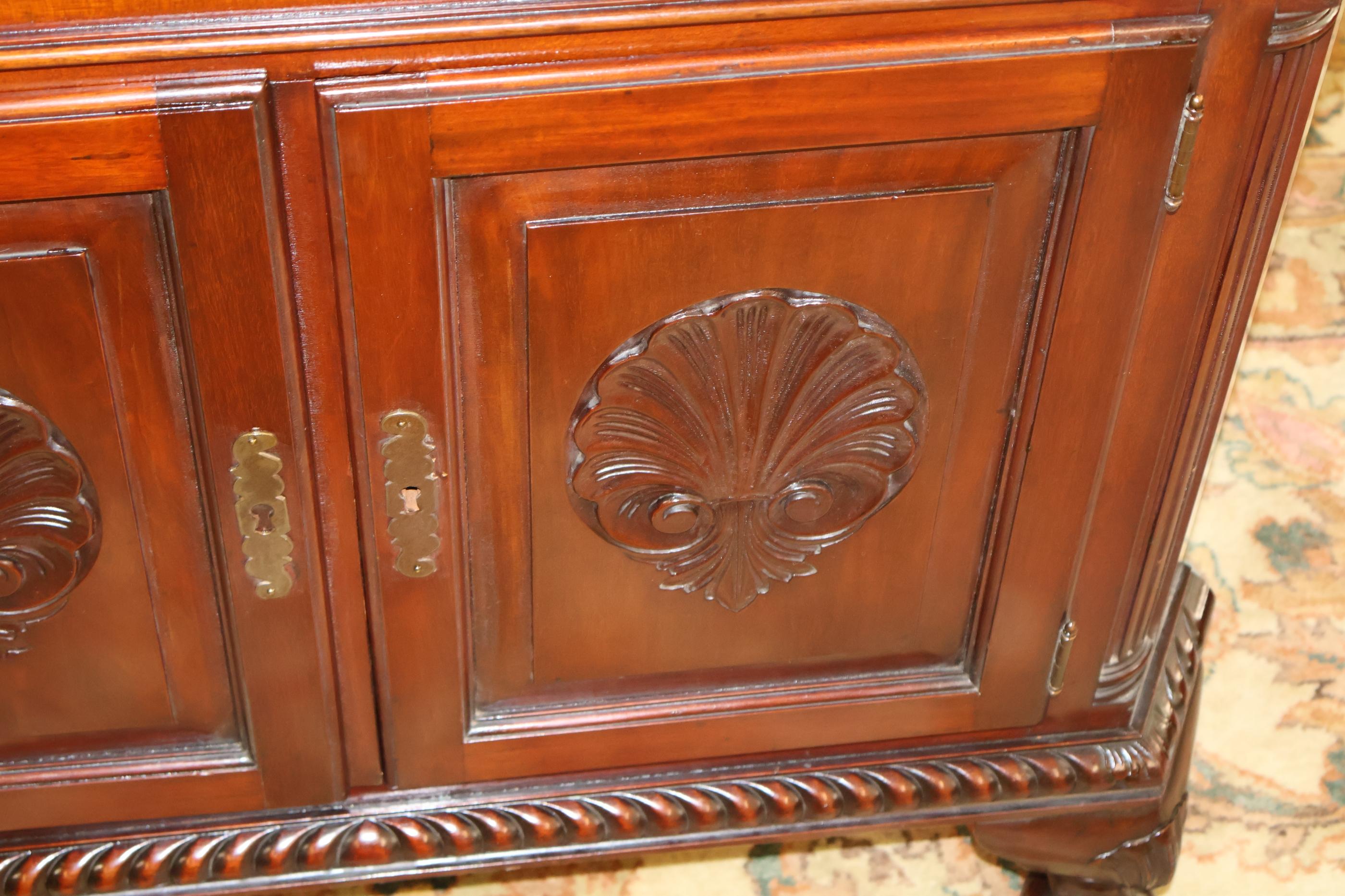 Mobile ad angolo Chippendale Centennial in mogano del XIX secolo con Ball and Claw in vendita 11