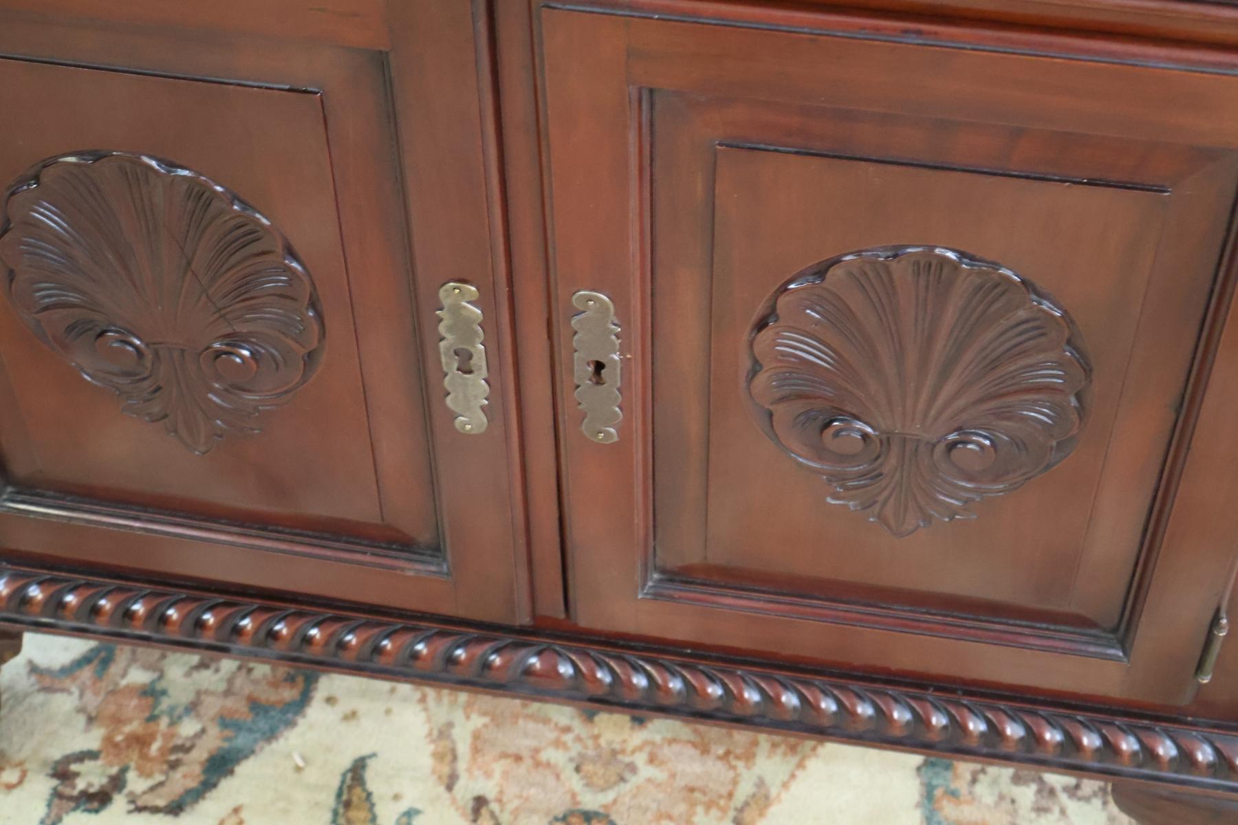Mobile ad angolo Chippendale Centennial in mogano del XIX secolo con Ball and Claw in vendita 13