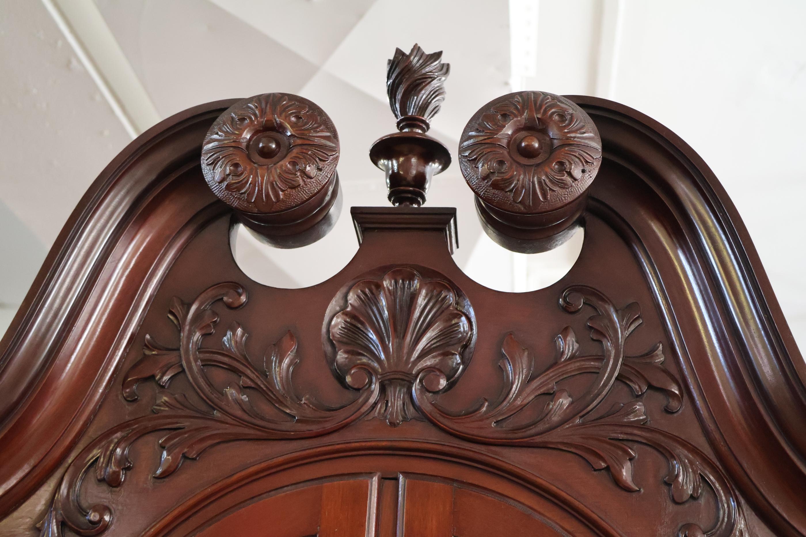 Mobile ad angolo Chippendale Centennial in mogano del XIX secolo con Ball and Claw in vendita 13