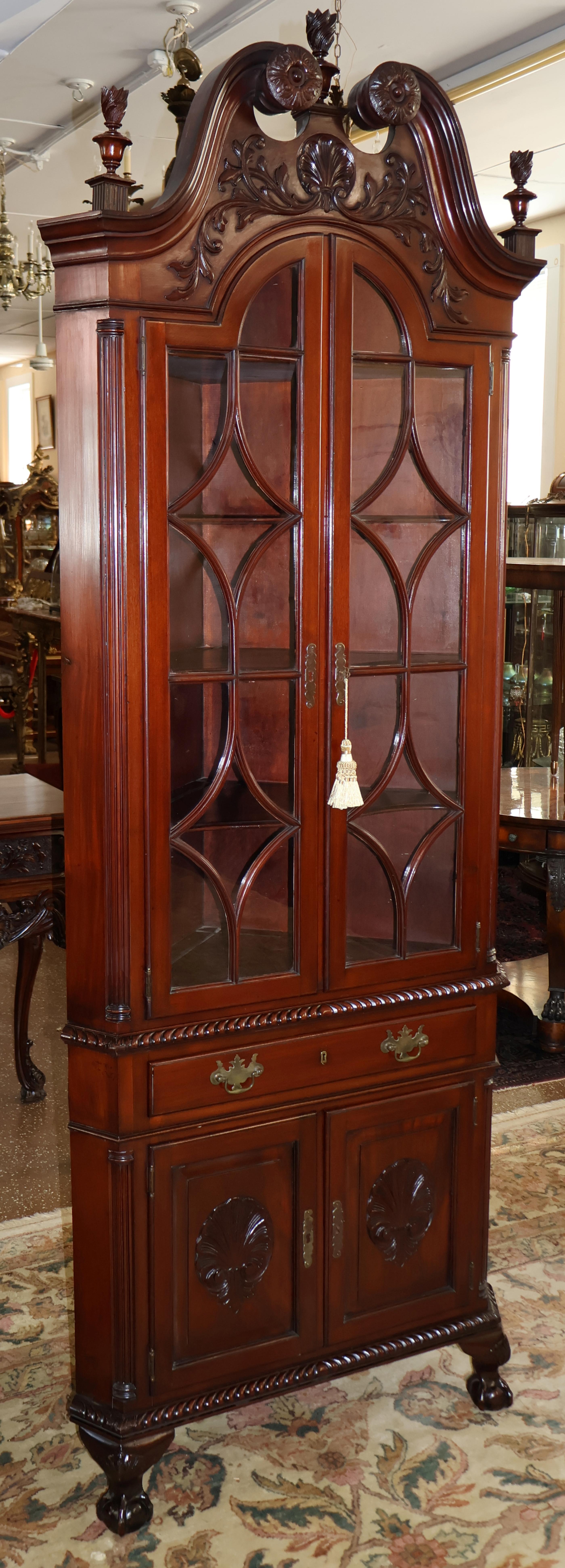 Mobile ad angolo Chippendale Centennial in mogano del XIX secolo con Ball and Claw

Dimensioni: 99