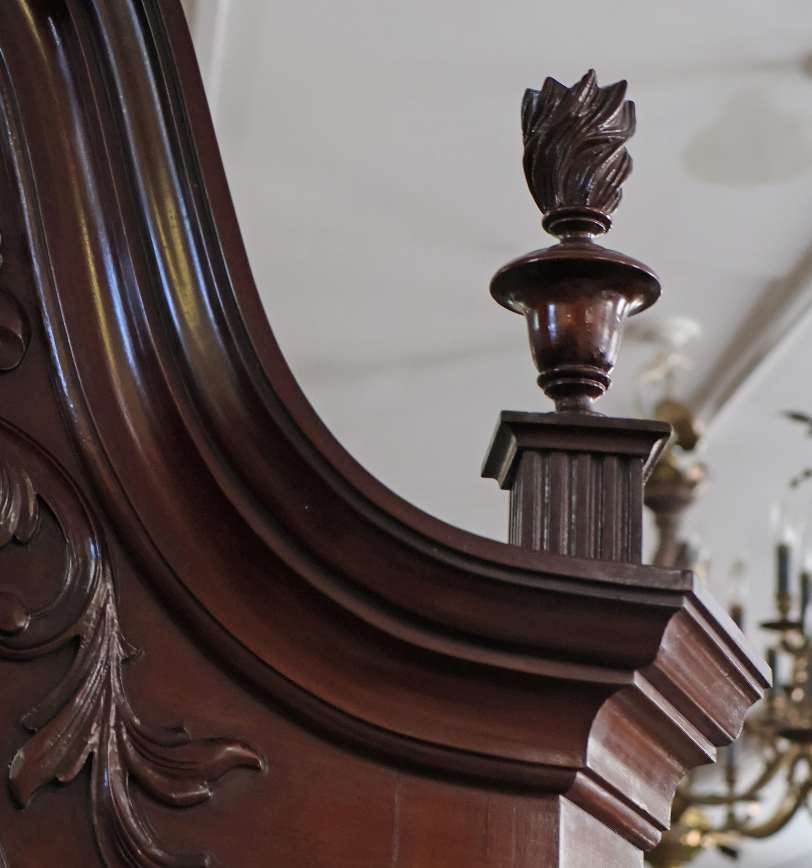Mobile ad angolo Chippendale Centennial in mogano del XIX secolo con Ball and Claw in vendita 14