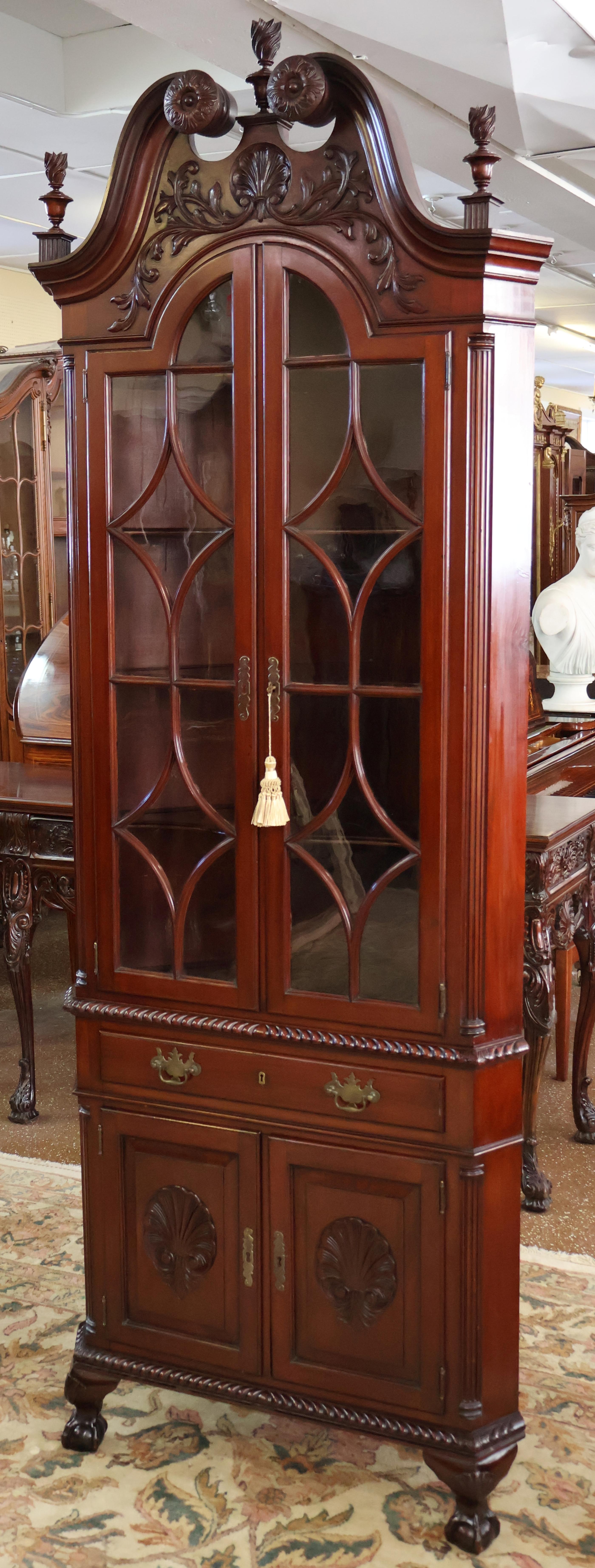 Americano Mobile ad angolo Chippendale Centennial in mogano del XIX secolo con Ball and Claw in vendita