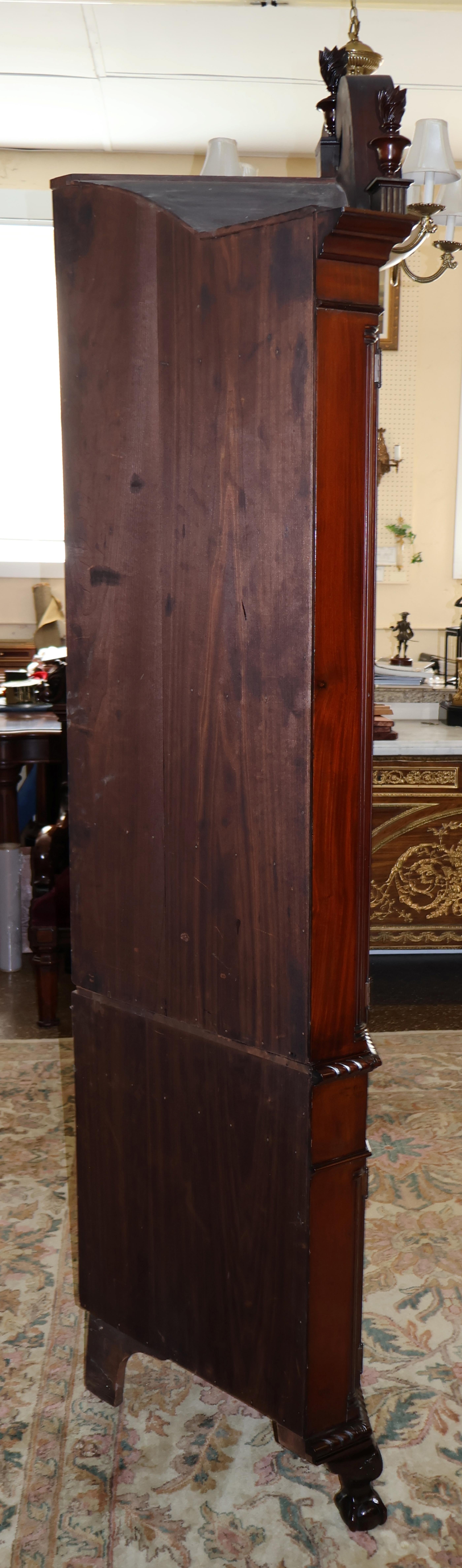 Fine XIX secolo Mobile ad angolo Chippendale Centennial in mogano del XIX secolo con Ball and Claw in vendita