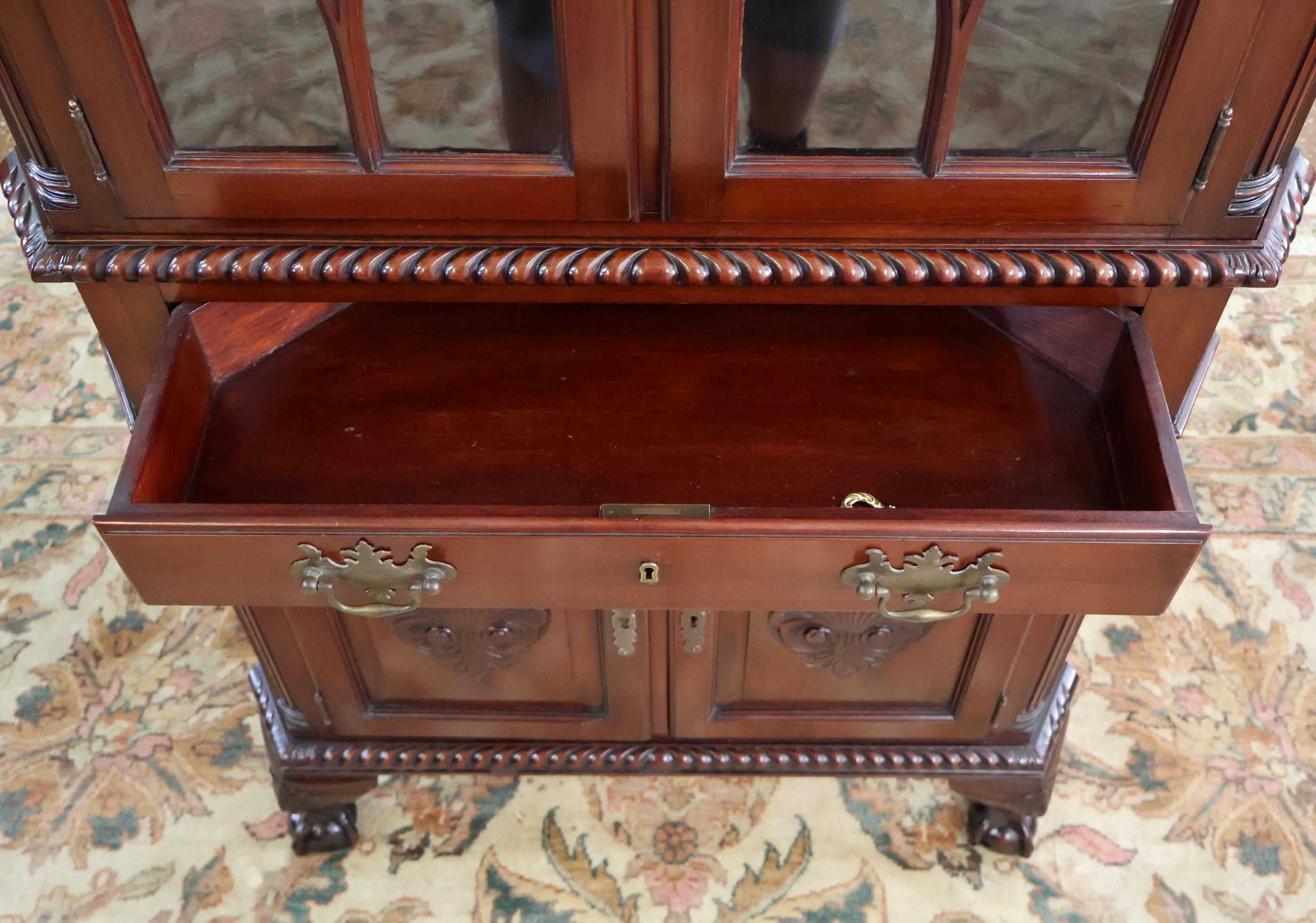 Mobile ad angolo Chippendale Centennial in mogano del XIX secolo con Ball and Claw in vendita 2