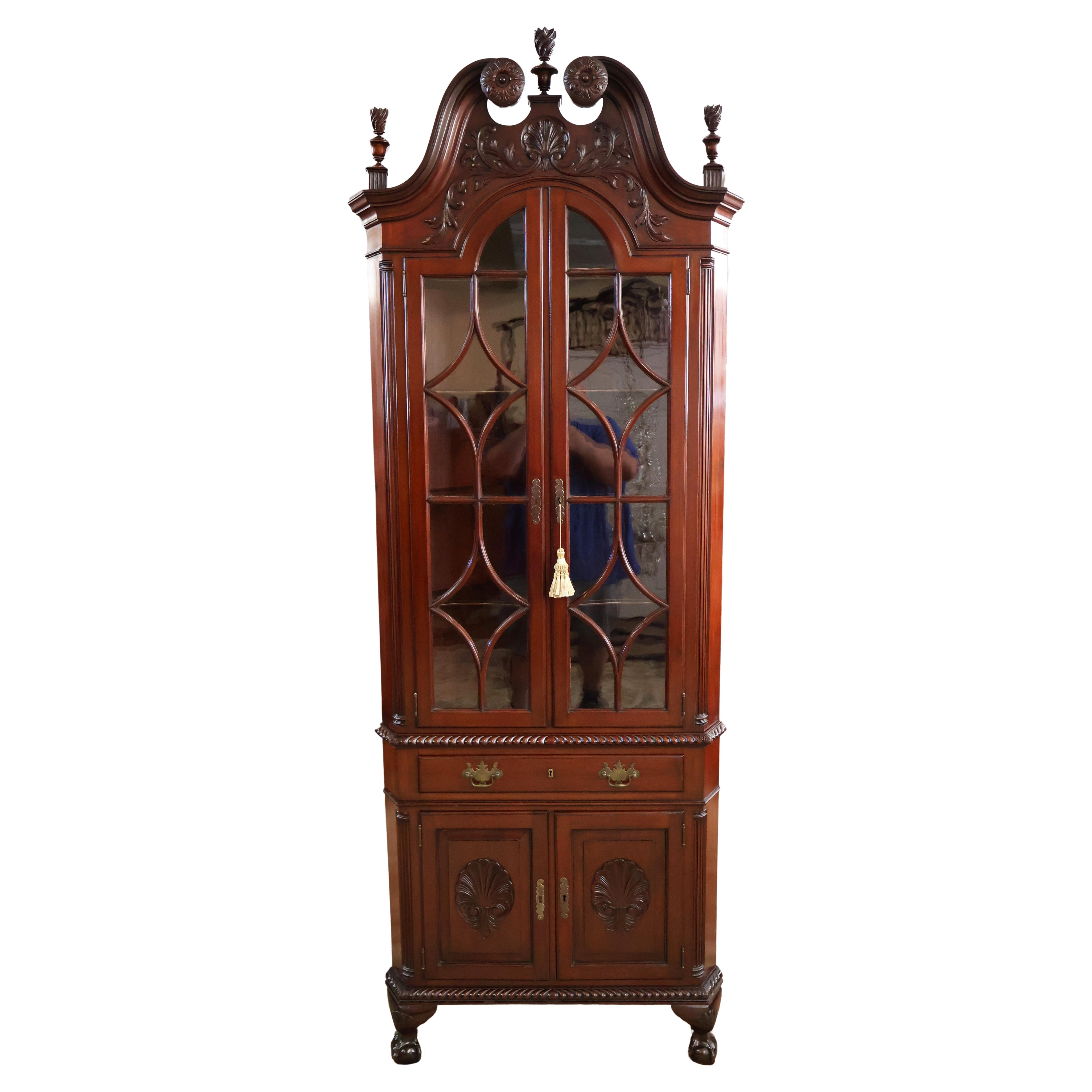 Mobile ad angolo Chippendale Centennial in mogano del XIX secolo con Ball and Claw in vendita