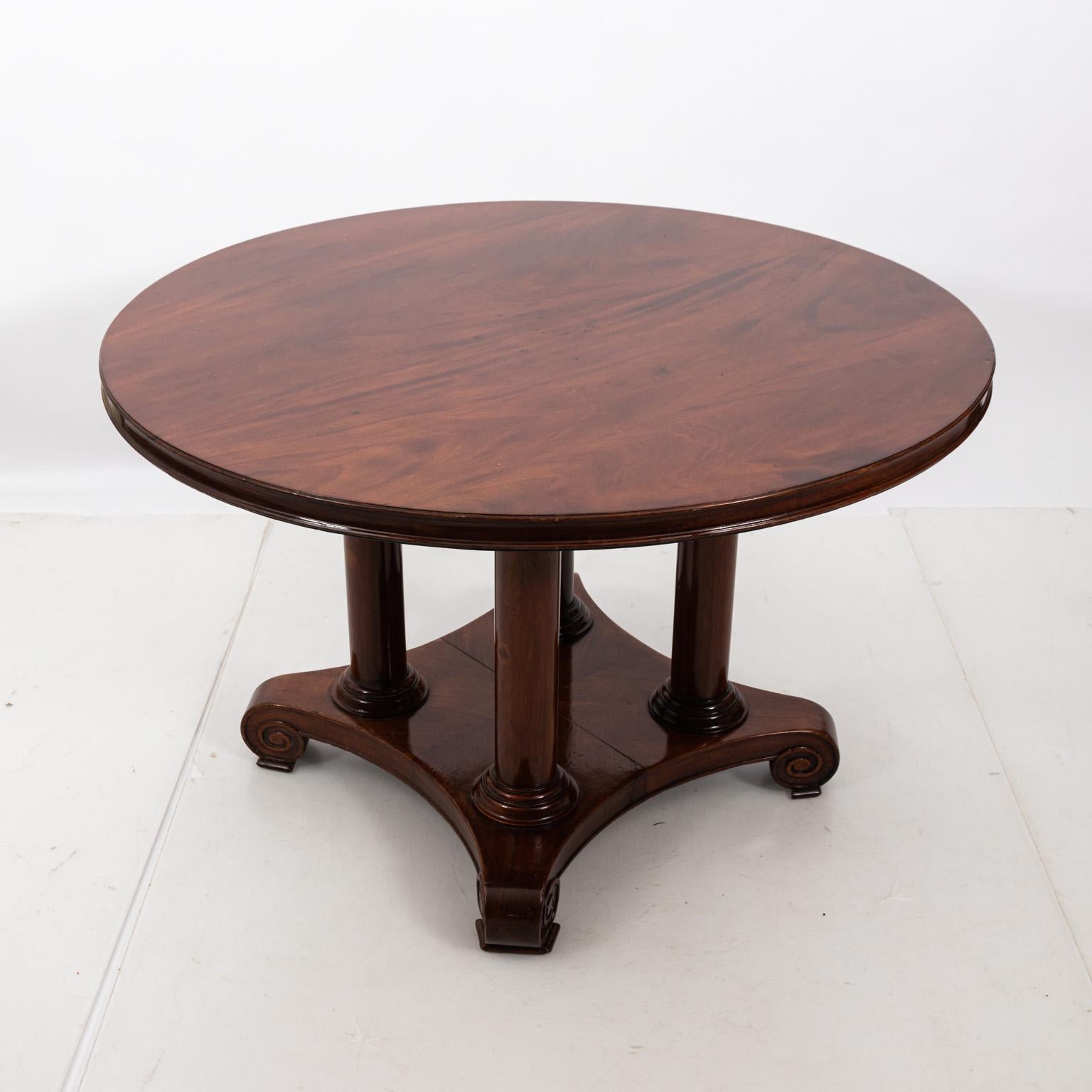 19th Century Mahogany Center Table In Good Condition In Stamford, CT