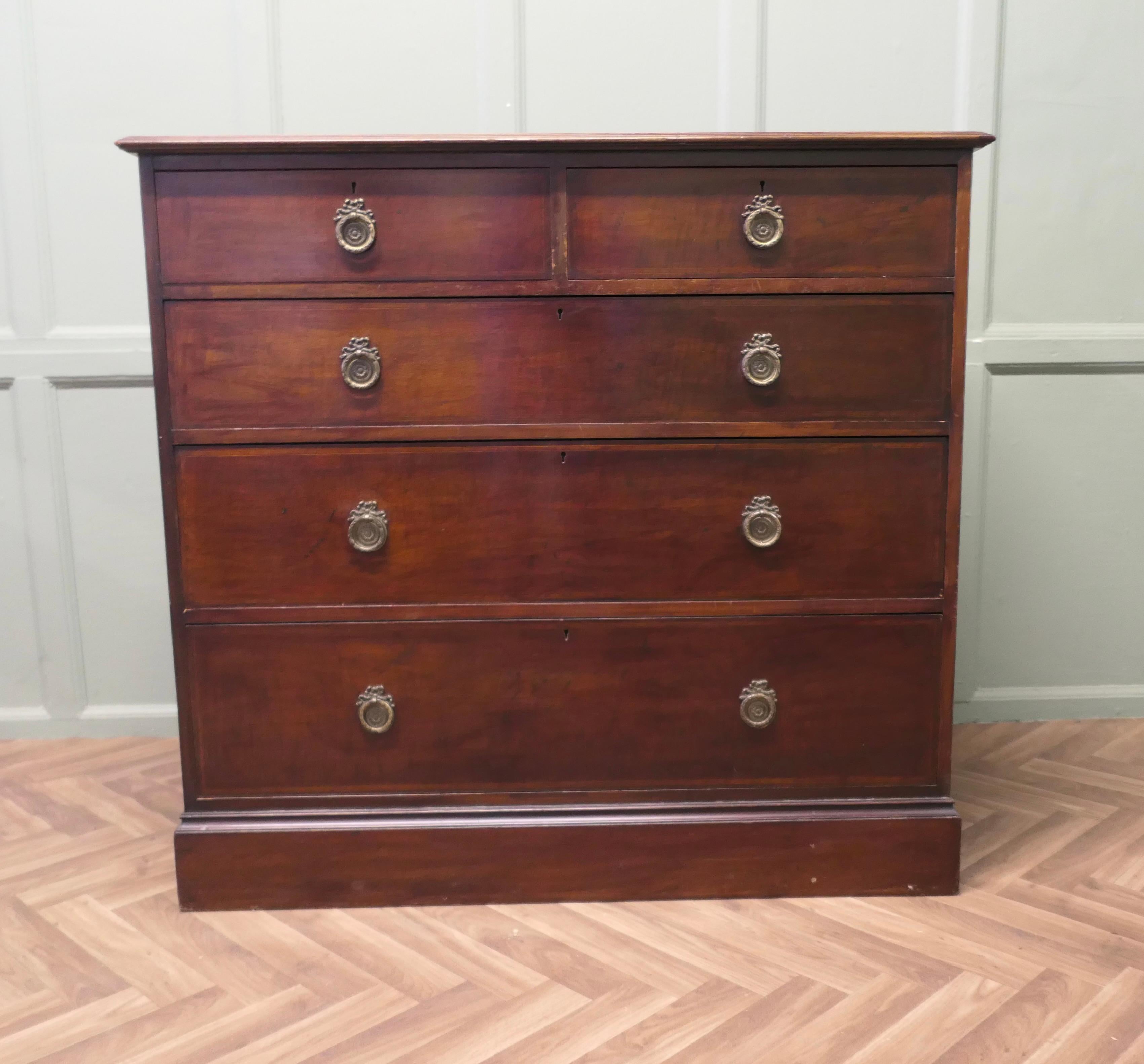 Commode en acajou du XIXe siècle par Gillows

Ce coffre a une superbe patine, il est estampillé Waring & Gillow sur le bord supérieur du tiroir supérieur. 
La commode comporte deux tiroirs courts et trois tiroirs longs gradués en dessous. Les