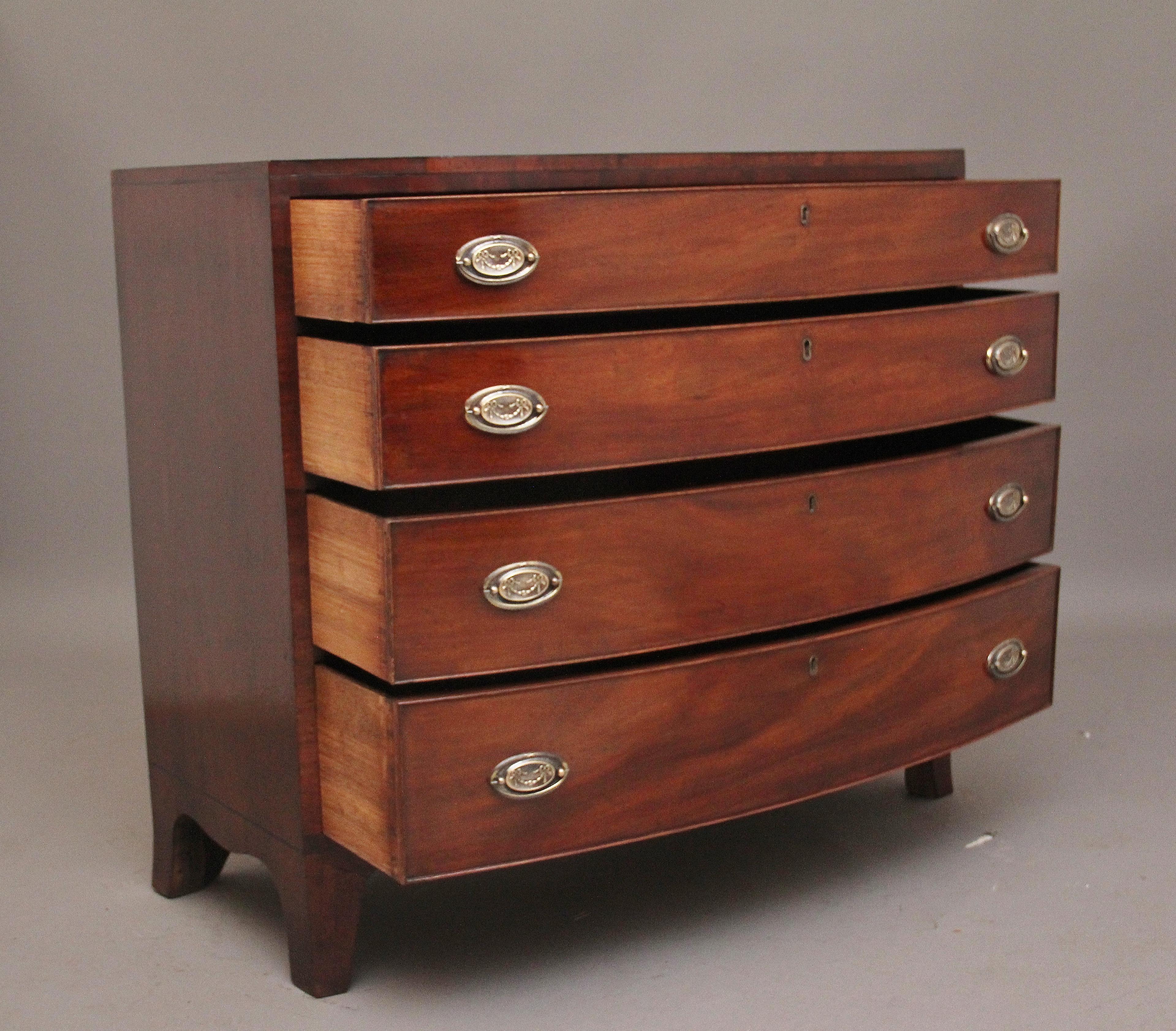 Cassettone in mogano del primo Ottocento di belle proporzioni, con un bel piano figurato e a fasce incrociate sopra una selezione di quattro lunghi cassetti graduati rivestiti in Oak, con maniglie ovali in ottone inciso, grembiule sagomato sul
