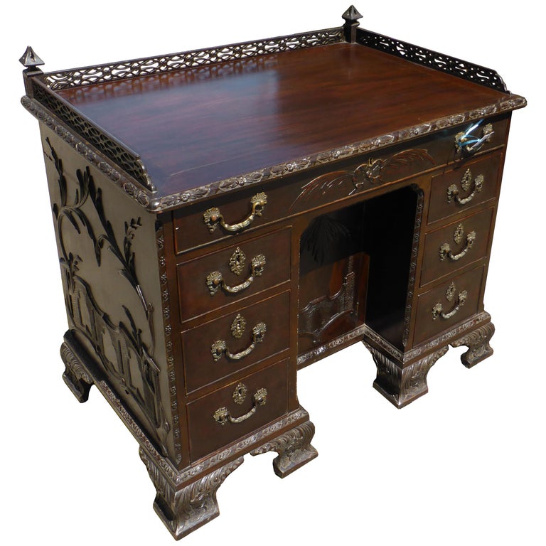 19th Century Mahogany Chinese Chippendale Desk Im Angebot Bei 1stdibs