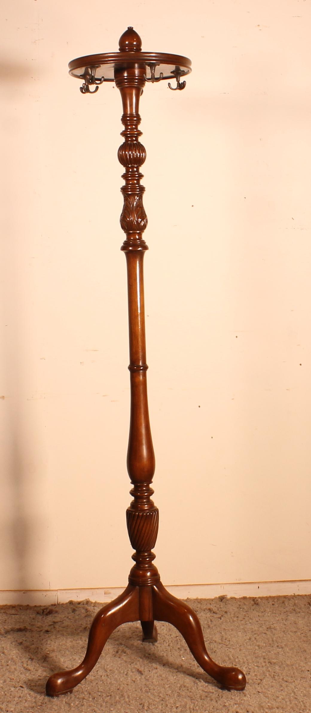 Elegant mahogany coat rack from the 19th century.
Very nice base and turning.
The top part is rotatable
Very nice patina and in very good condition.
   