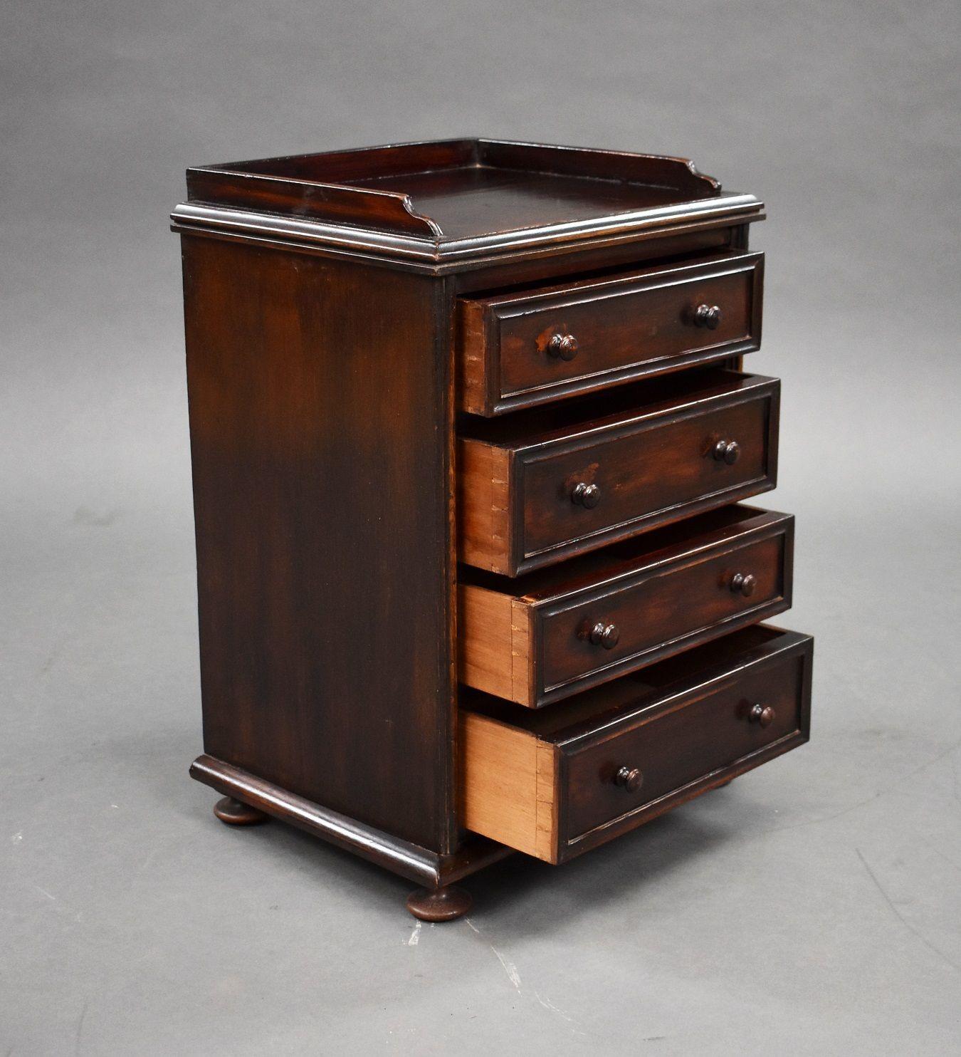 19th Century Mahogany Collectors Chest In Good Condition For Sale In Chelmsford, Essex