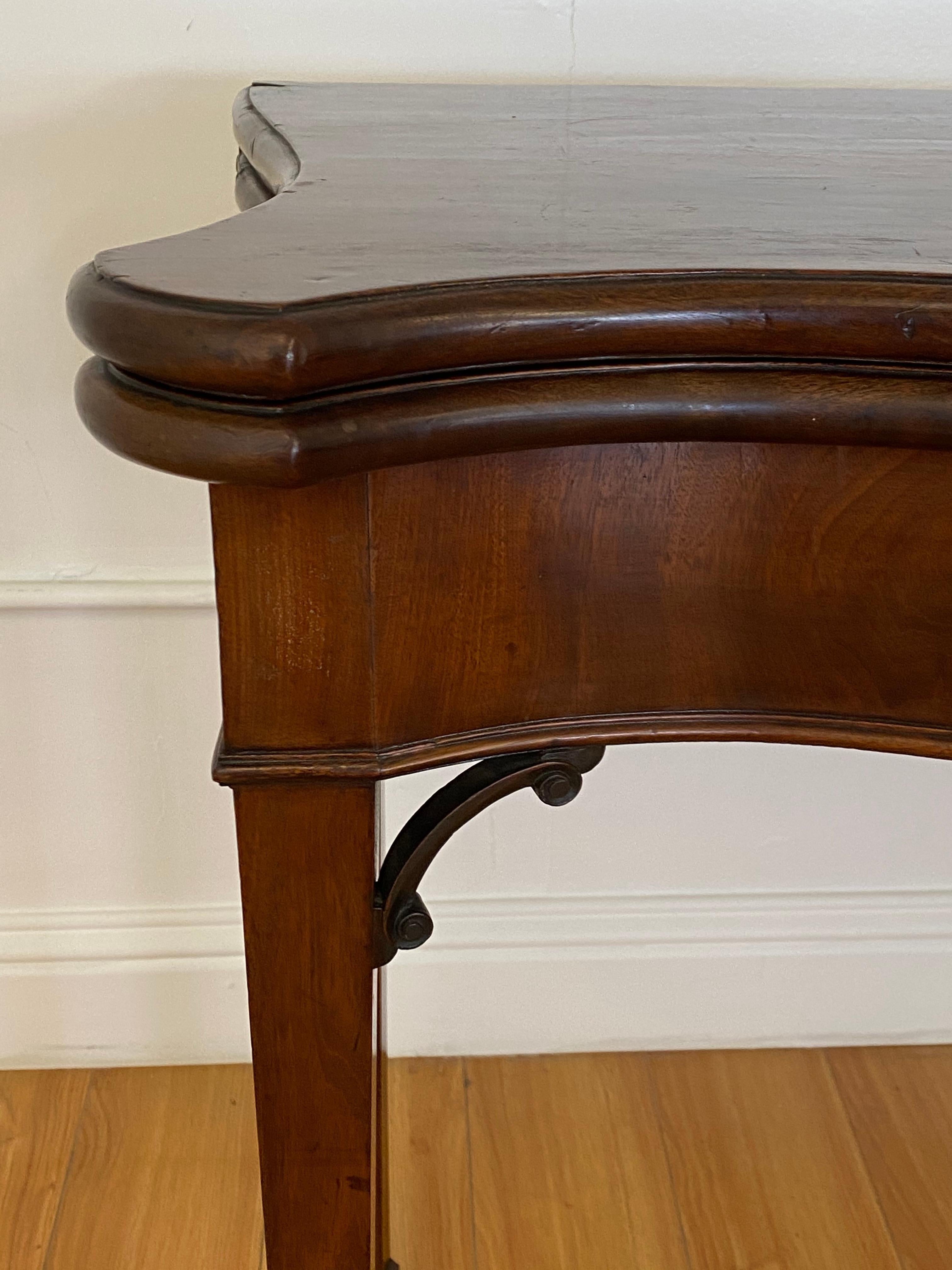 Mahagoni-Konsole aus dem 19. Jahrhundert mit aufklappbarem Spieltisch.

Handgefertigter Flip-Top-Spieltisch mit Filzplatte

Maße: 34