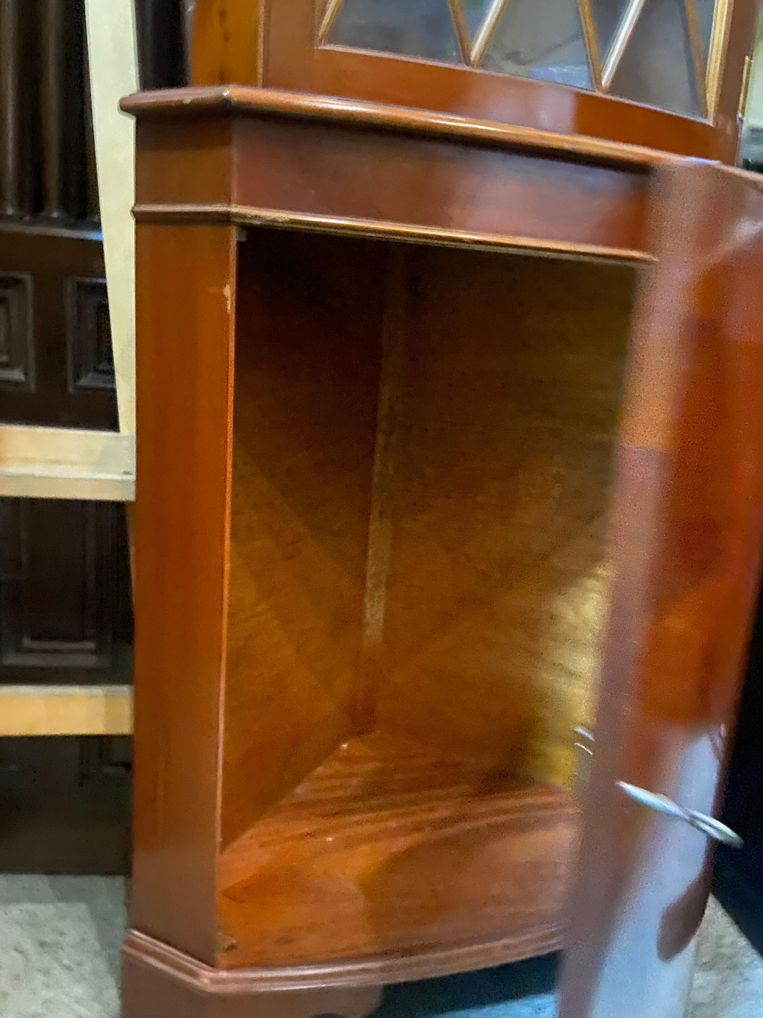 Vitrina angolare in mogano del XIX secolo a forma di cattedrale, Francia in vendita 4