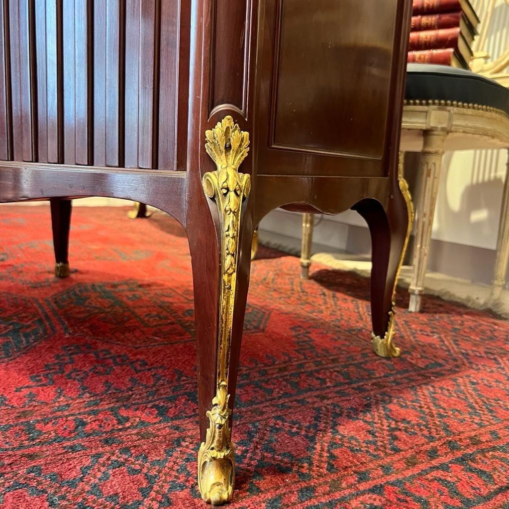 Nous vous présentons ce buffet unique, réalisé en acajou cubain dans le style Louis XV à l'époque de Napoléon III. D'une hauteur idéale pour diverses utilisations, il est doté de deux portes à rideaux qui révèlent un intérieur équipé de huit tiroirs