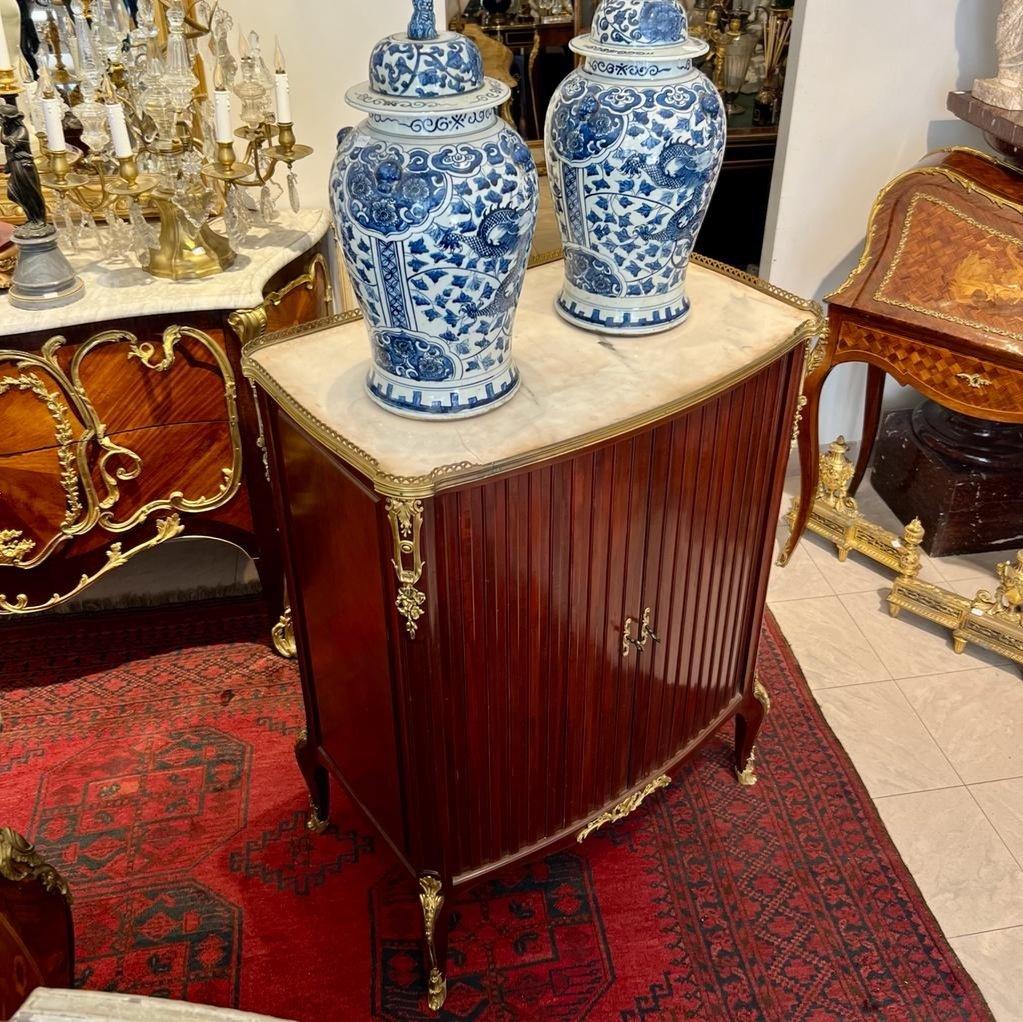 Napoléon III Rideau-buffet en acajou du 19e siècle avec dessus en marbre en vente