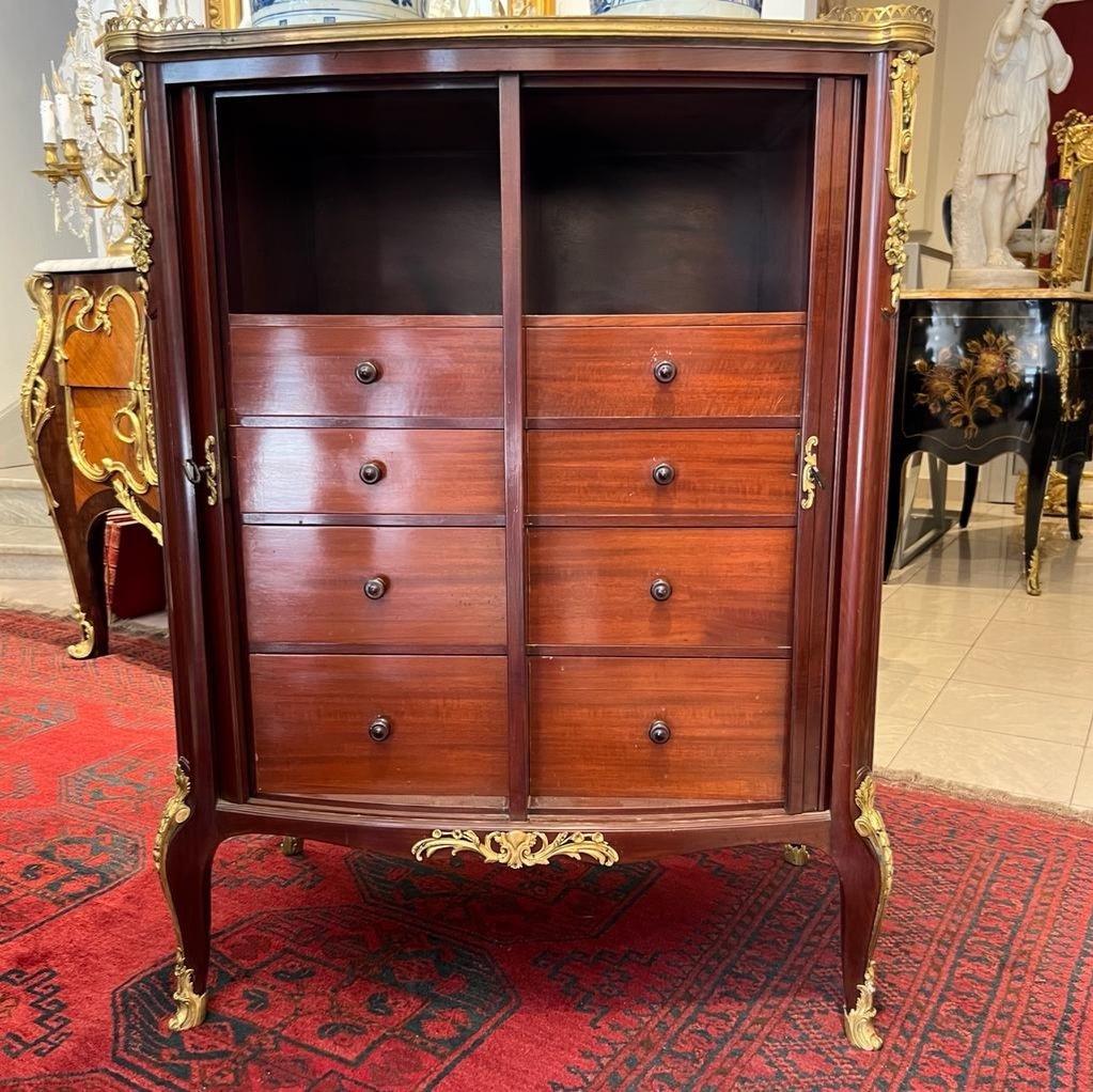 Français Rideau-buffet en acajou du 19e siècle avec dessus en marbre en vente