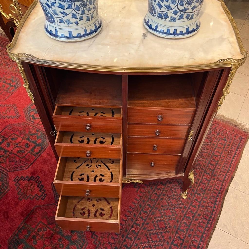 Doré Rideau-buffet en acajou du 19e siècle avec dessus en marbre en vente
