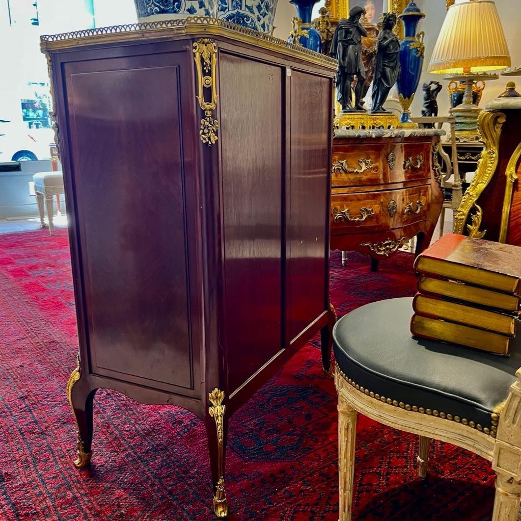 XIXe siècle Rideau-buffet en acajou du 19e siècle avec dessus en marbre en vente