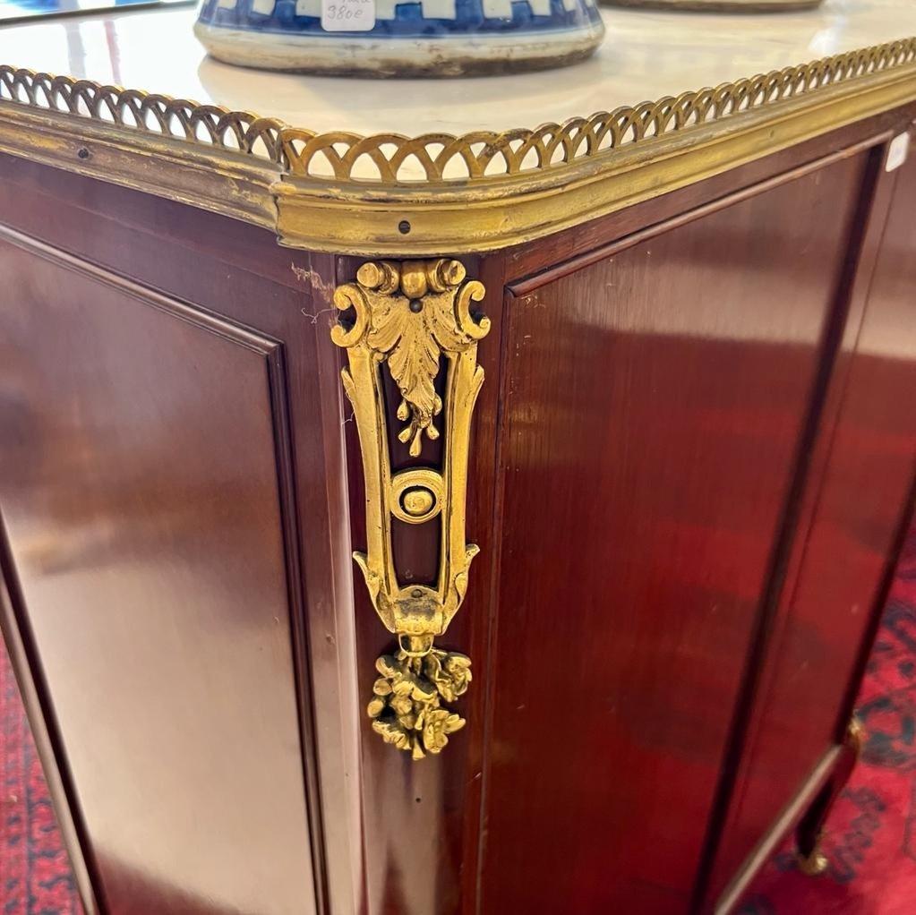 Bronze Rideau-buffet en acajou du 19e siècle avec dessus en marbre en vente