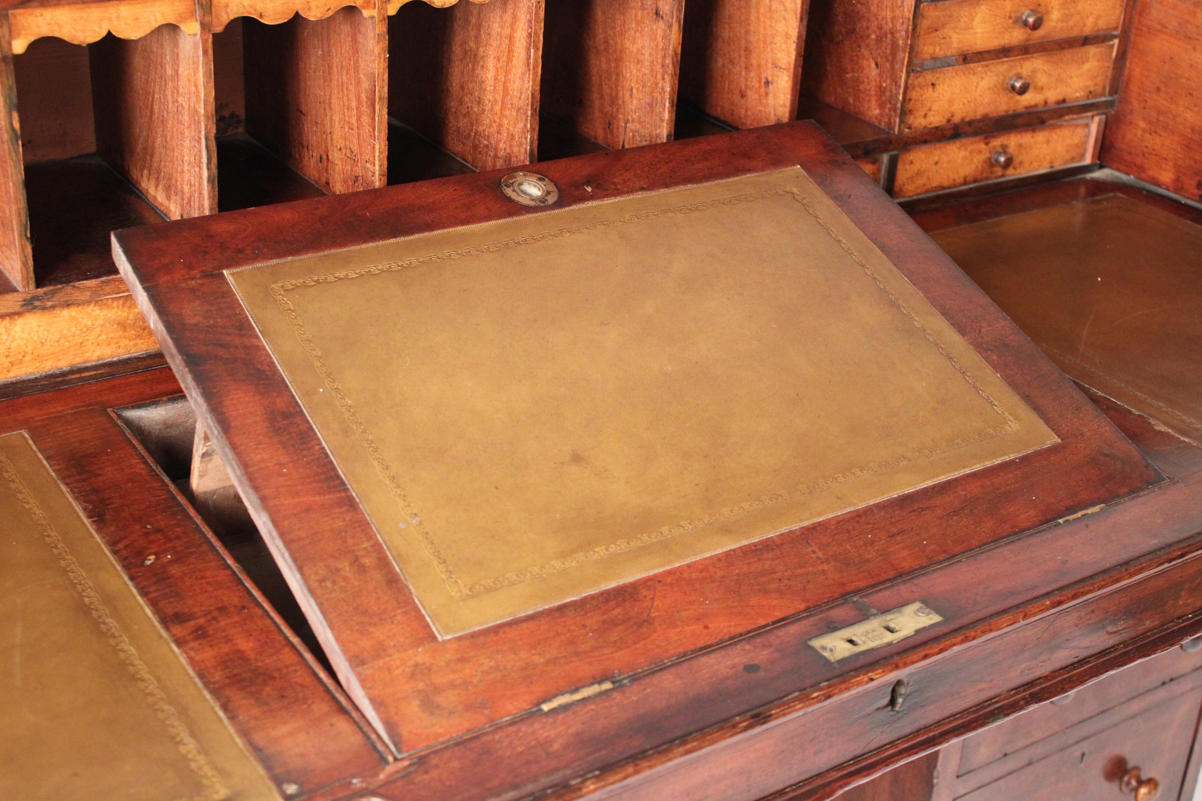Scrivania a cilindro in mogano del XIX secolo in vendita 4
