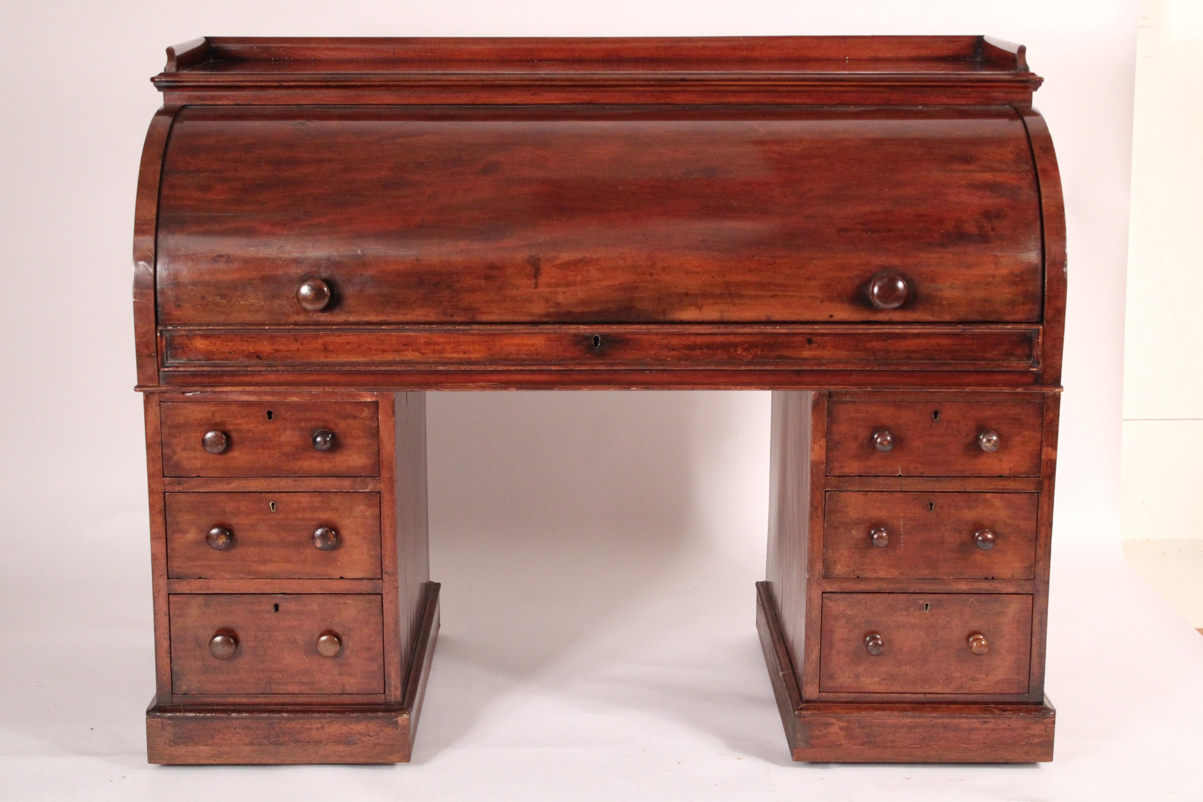 Scrivania vittoriana inglese a cilindro in tre parti in mogano, fine del XIX secolo. Con un piano rettangolare con galleria in legno sul retro e sui lati, un cilindro che si apre su una superficie di scrittura interna che si estrae, finiture in