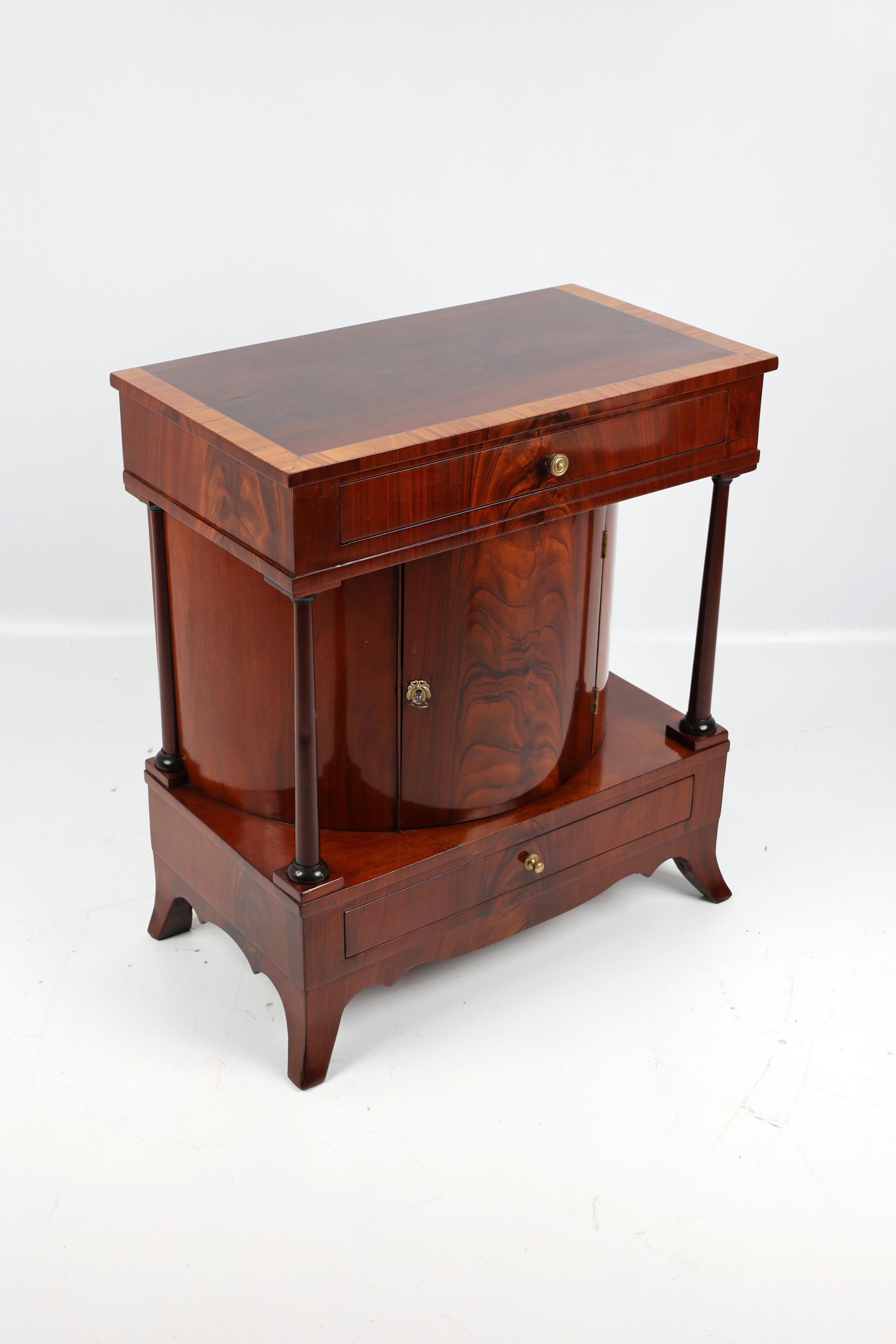 Biedermeier Mezzo armadio Demi Lune in mogano del XIX secolo in vendita
