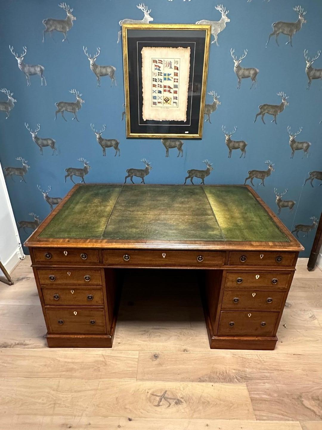 Beautiful antique mahogany desk with 9 drawers and 2 cabinets on the other side. Partly because of this, it can also be used as a partner desk.
Green leather top. The drawers are fitted with inlays. The desk is in very good condition.

Origin:
