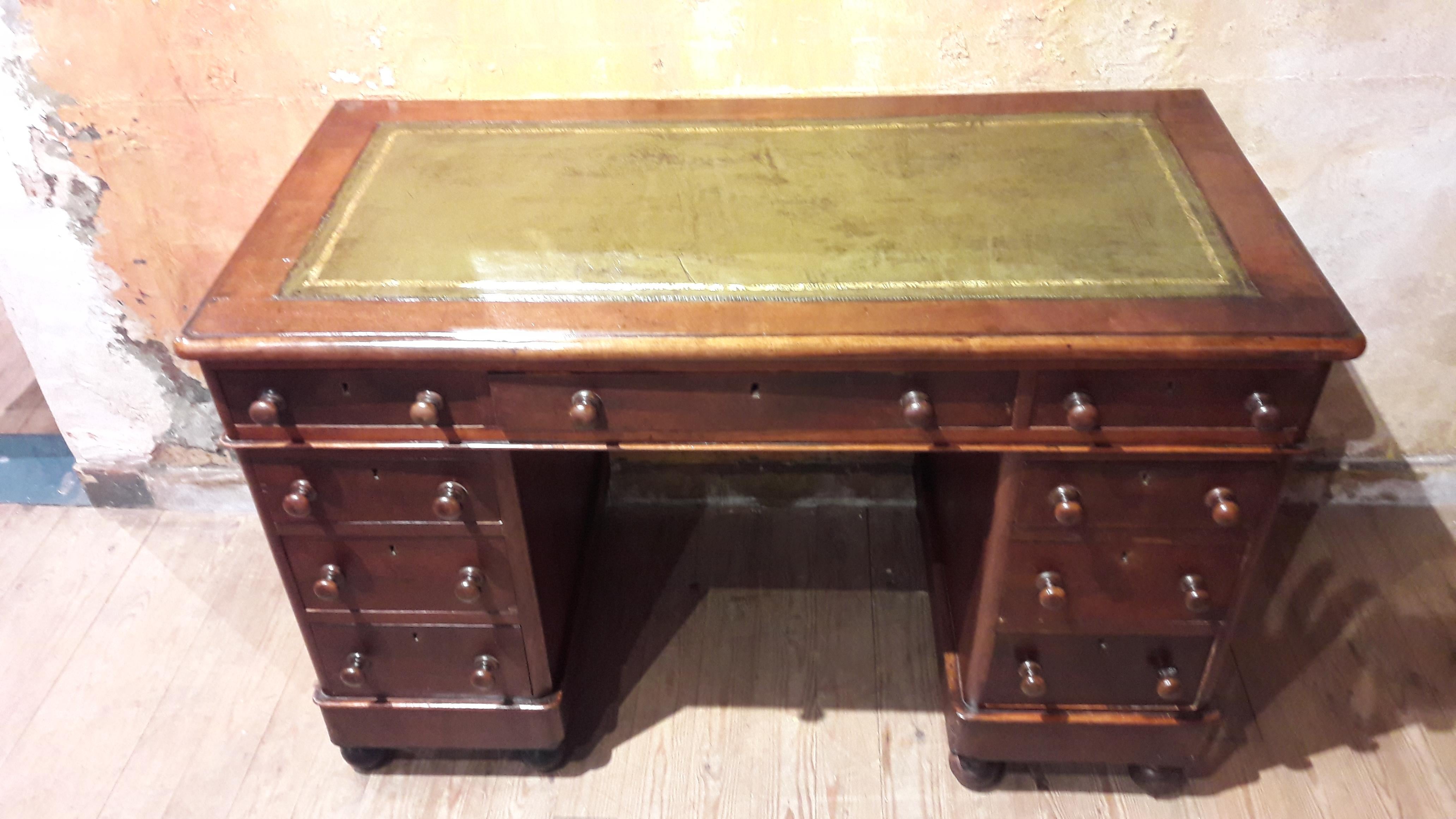 Charming late-Victorian pedestal desk with green leather (new).
The leather can be changed to an other color (with a surcharge).
