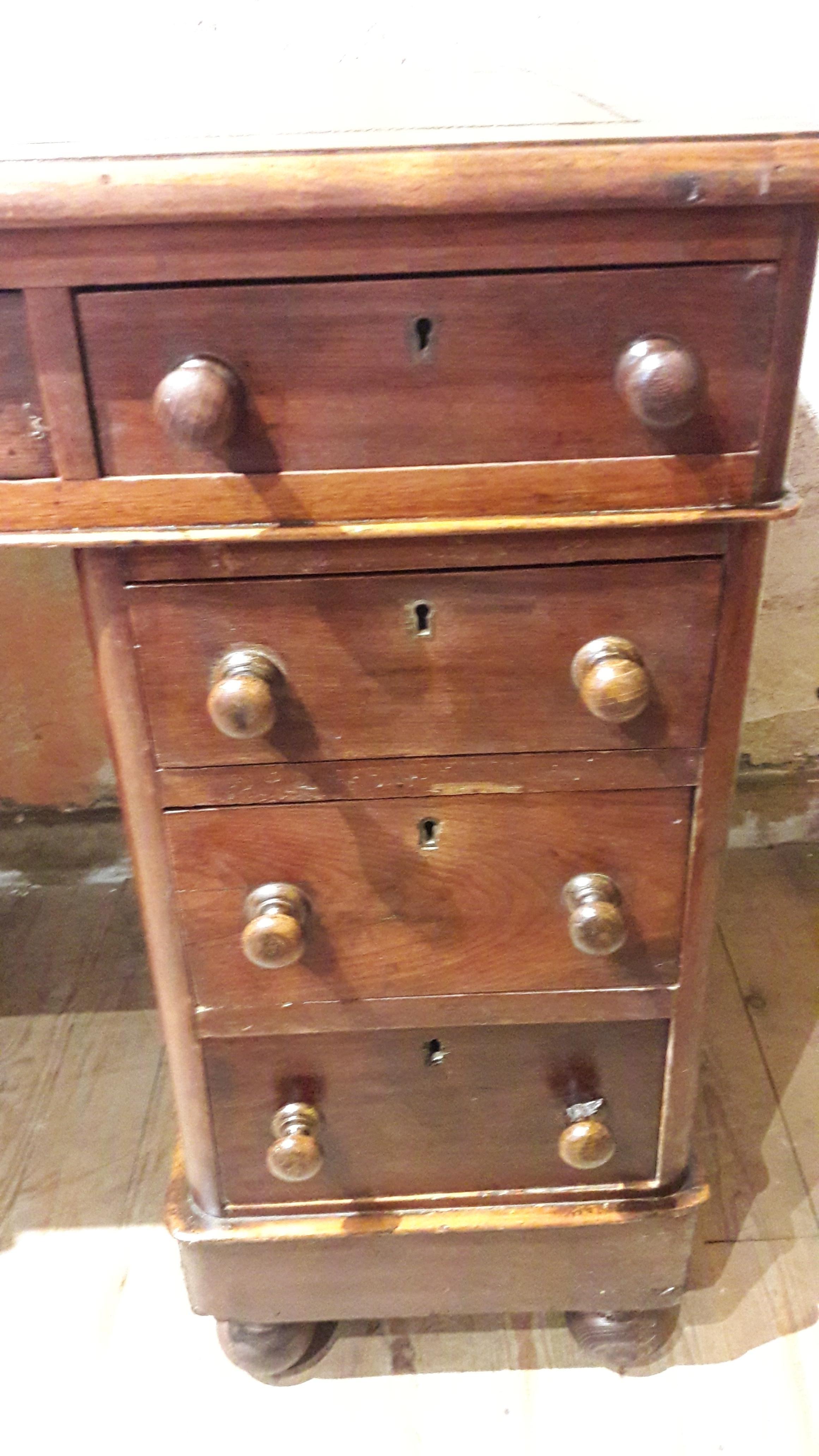 English 19th Century Mahogany Desk For Sale