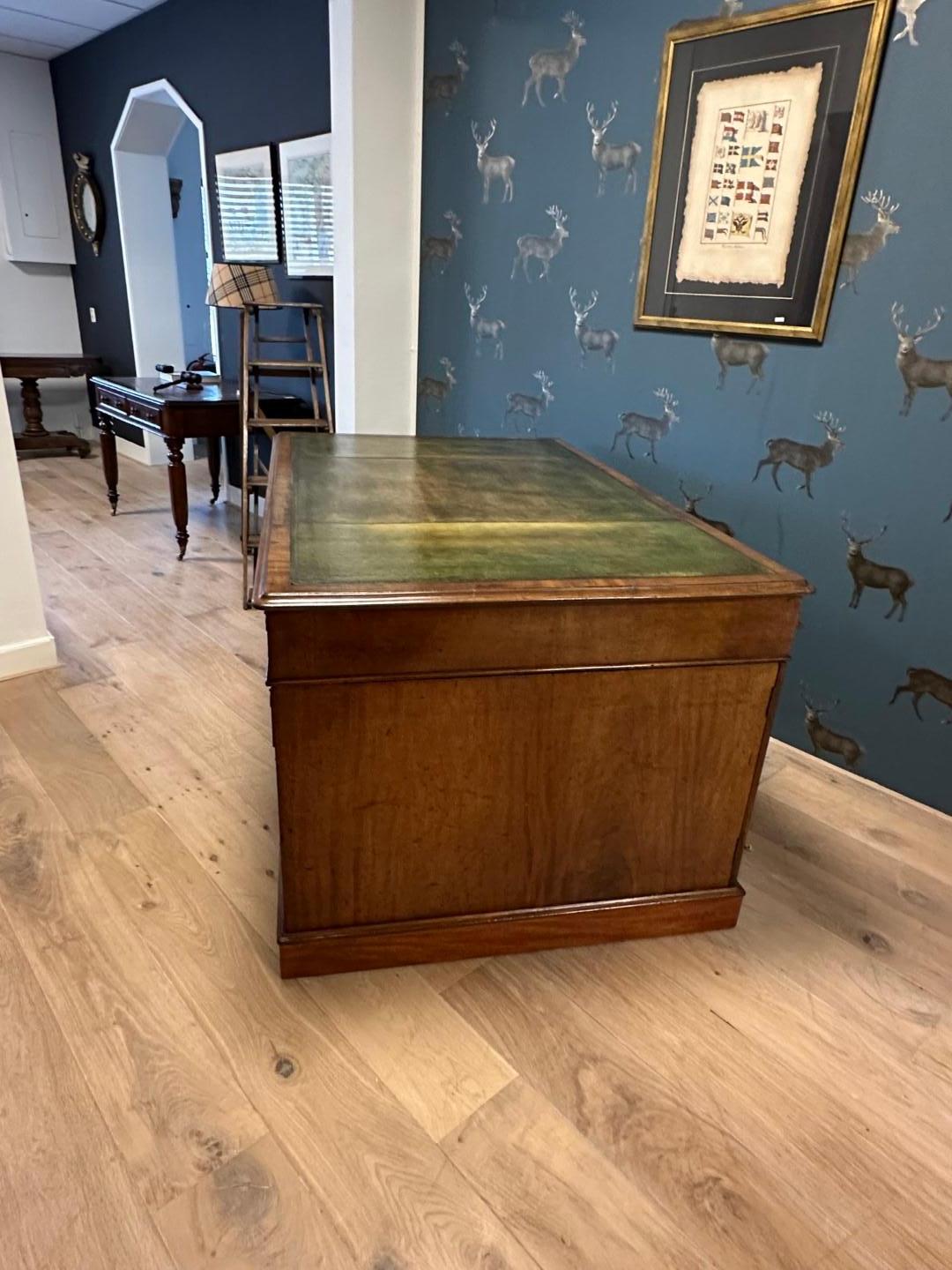 19th Century mahogany desk For Sale 1