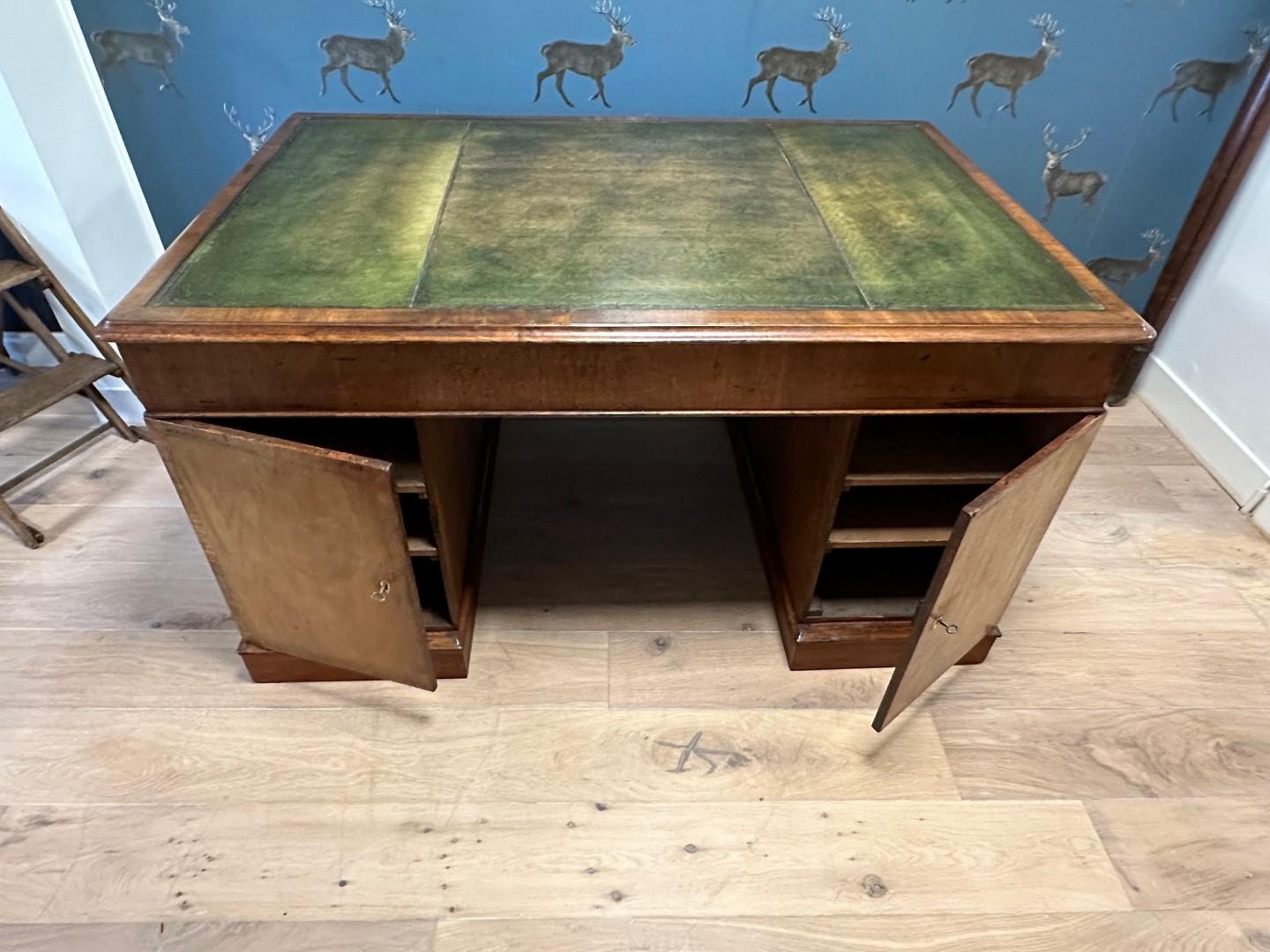 19th Century mahogany desk For Sale 3