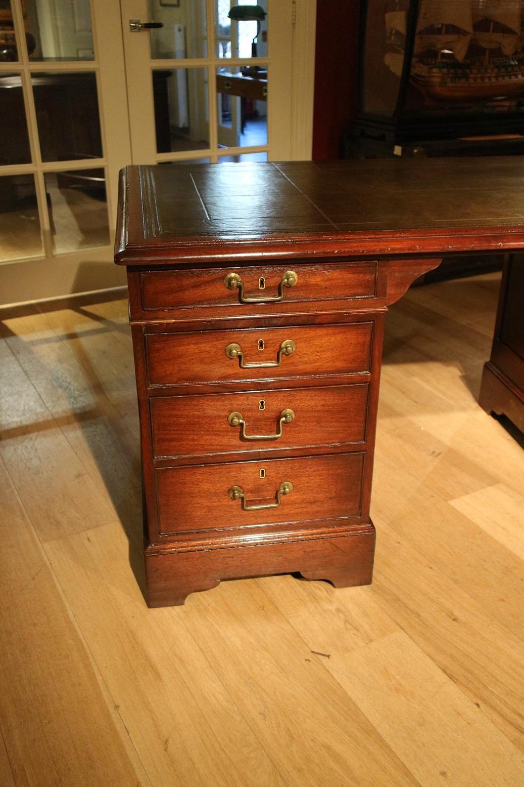 English 19th Century Mahogany Desk with Greem Leather Top