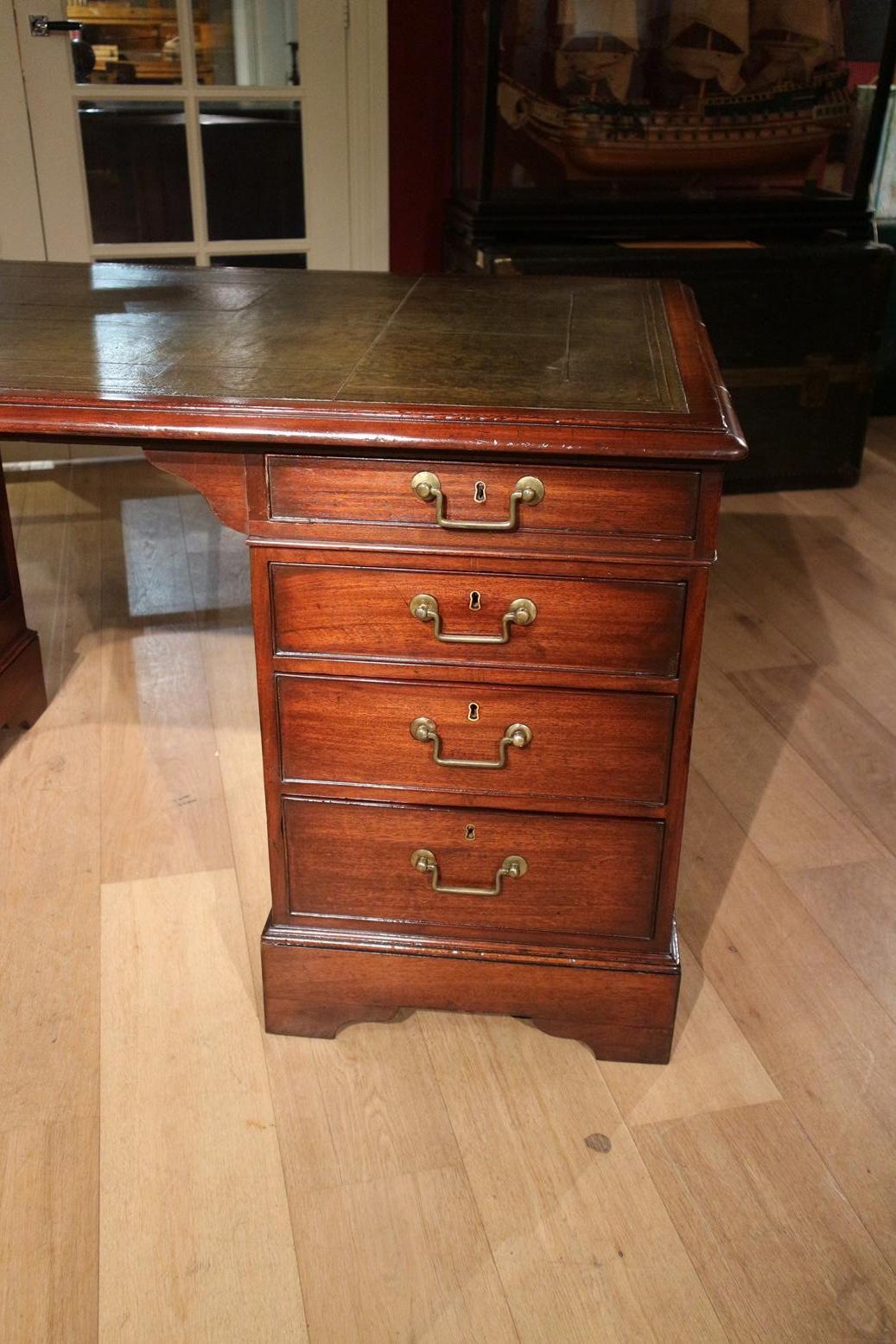 19th Century Mahogany Desk with Greem Leather Top In Good Condition In Eindhoven, NL