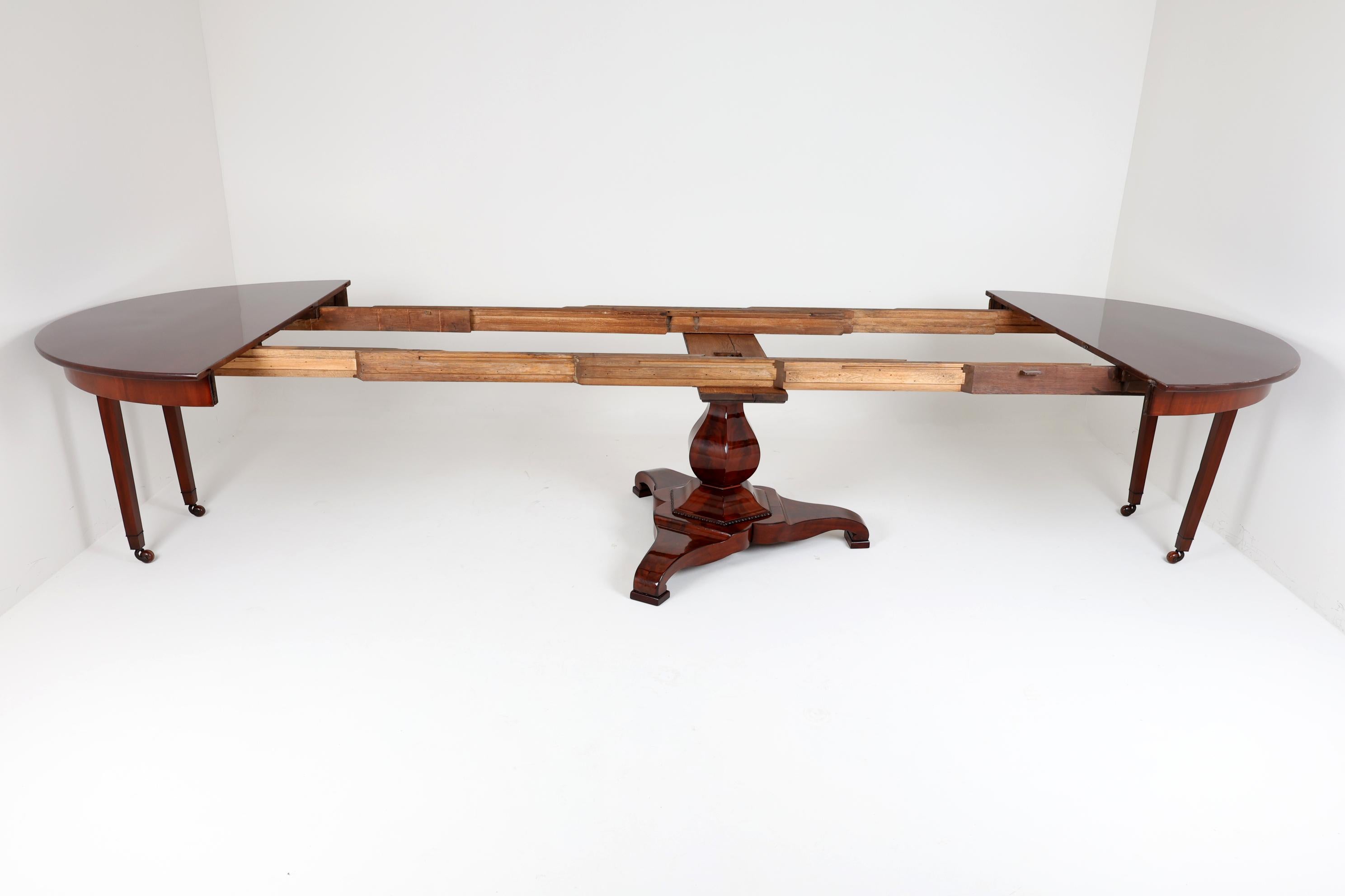 19th Century Mahogany Dining Room Table, 177 inches Long For Sale 4