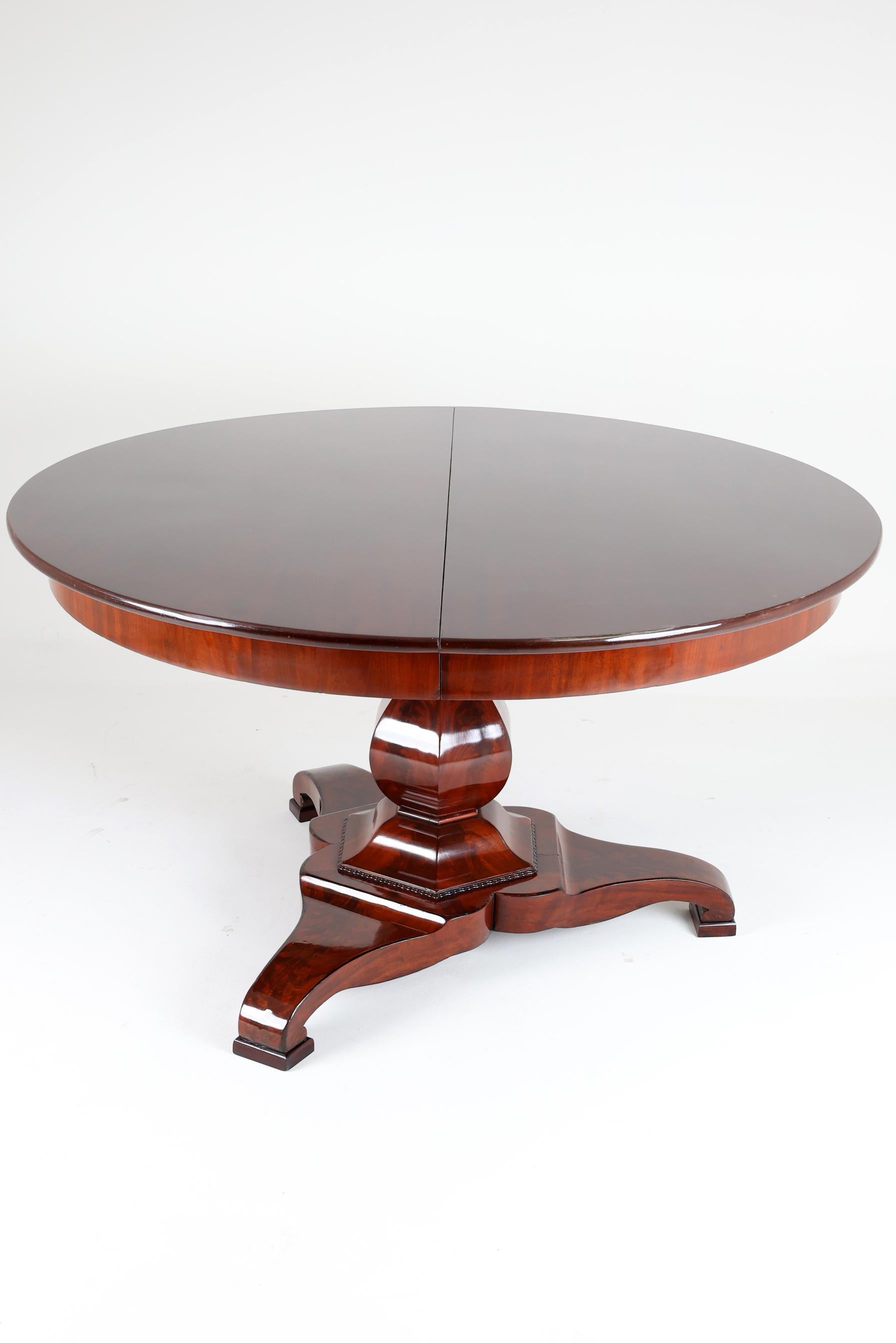 Mahagoni-Esstisch des 19. Jahrhunderts, 173 Zoll lang
Nederland, 1830-1835

Spektakuläres Essen  Tisch, der von einem großen, mahagonifurnierten Mittelsockel getragen wird. Dieser runde Formtisch hat einen Durchmesser von 140cm,  reicht aus, um
