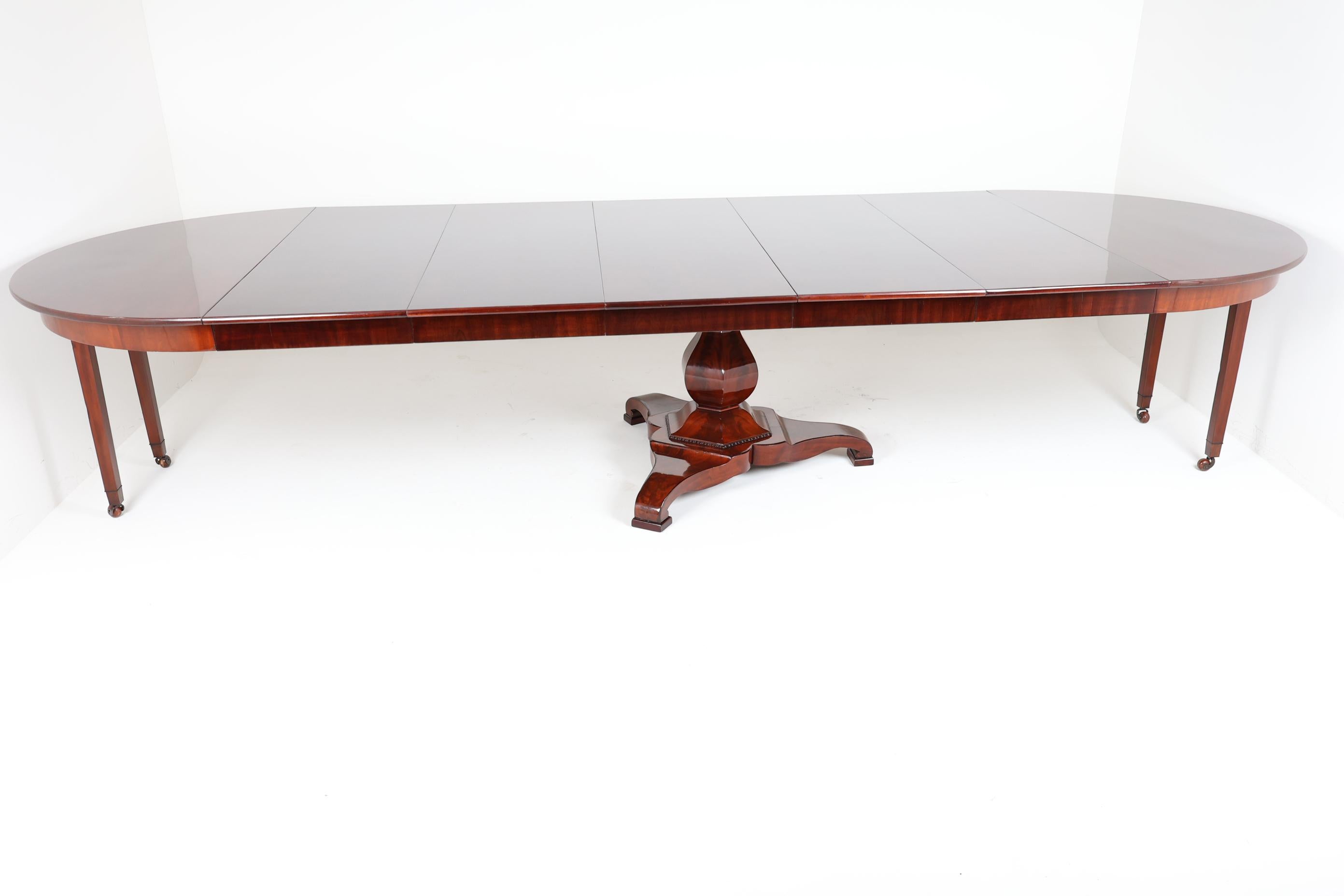 19th Century Mahogany Dining Room Table, 177 inches Long In Good Condition For Sale In Stahnsdorf, DE