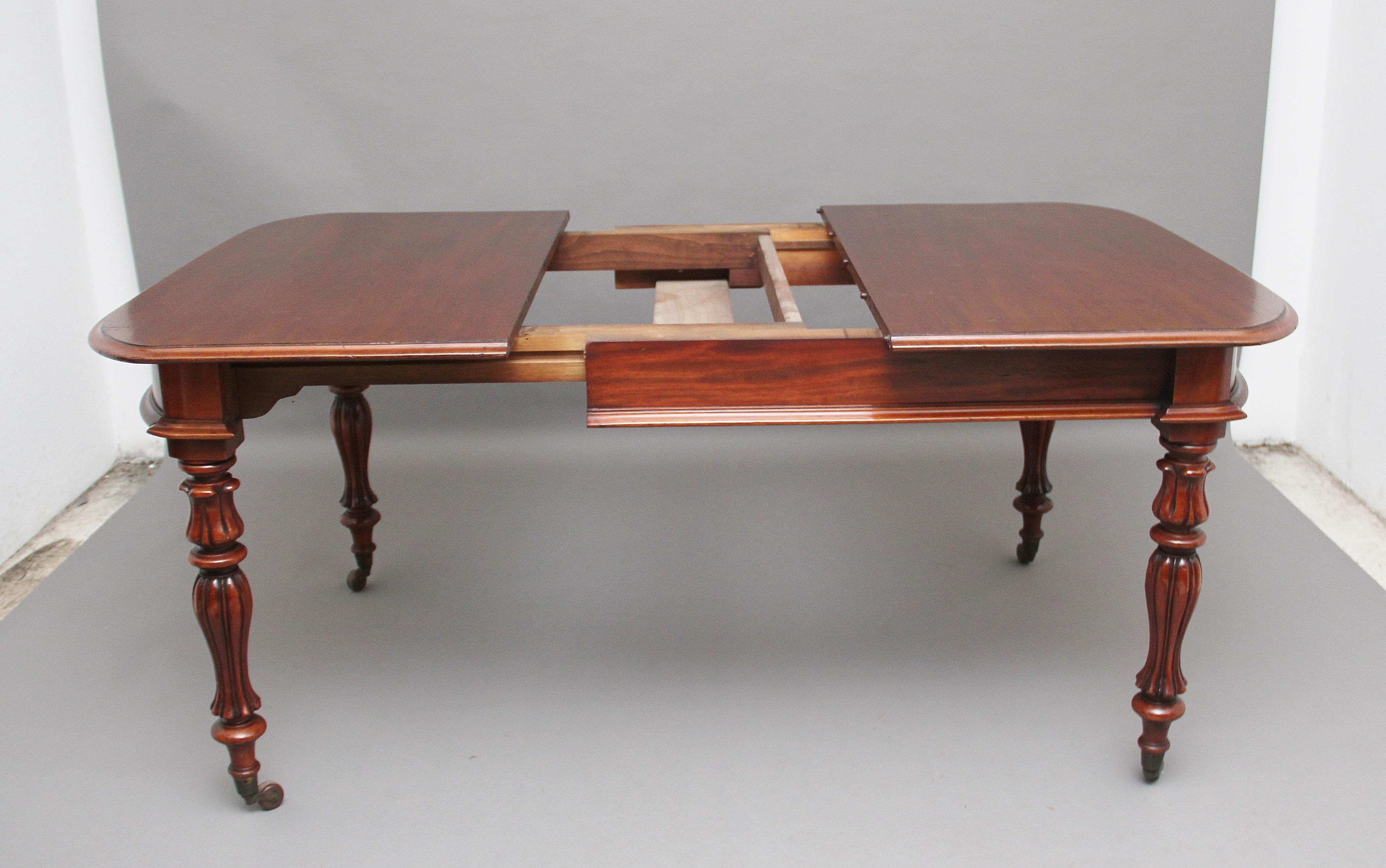 British 19th Century Mahogany Dining Table For Sale