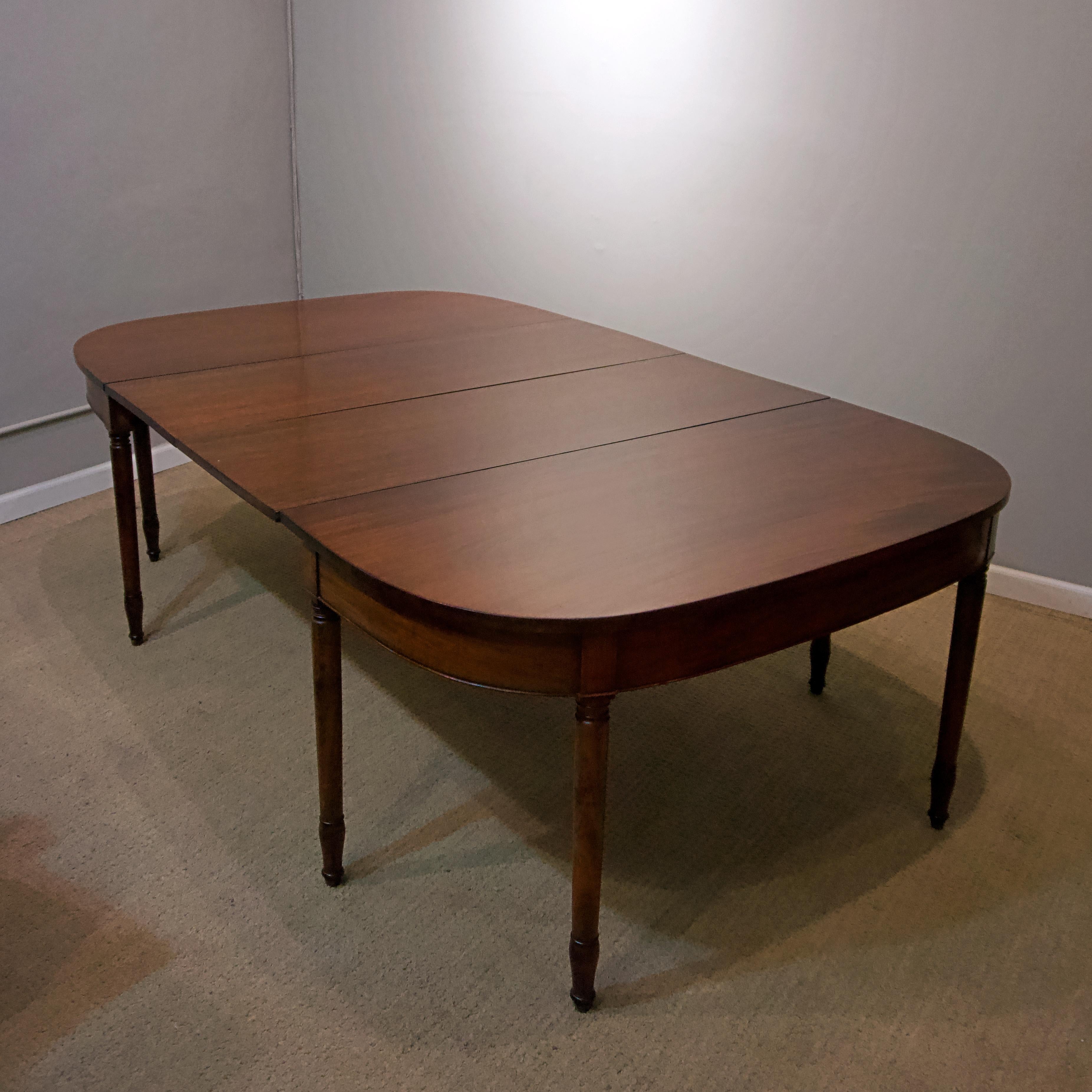 Polished 19th Century Mahogany Dining Table with Leaves with Brass Clips For Sale
