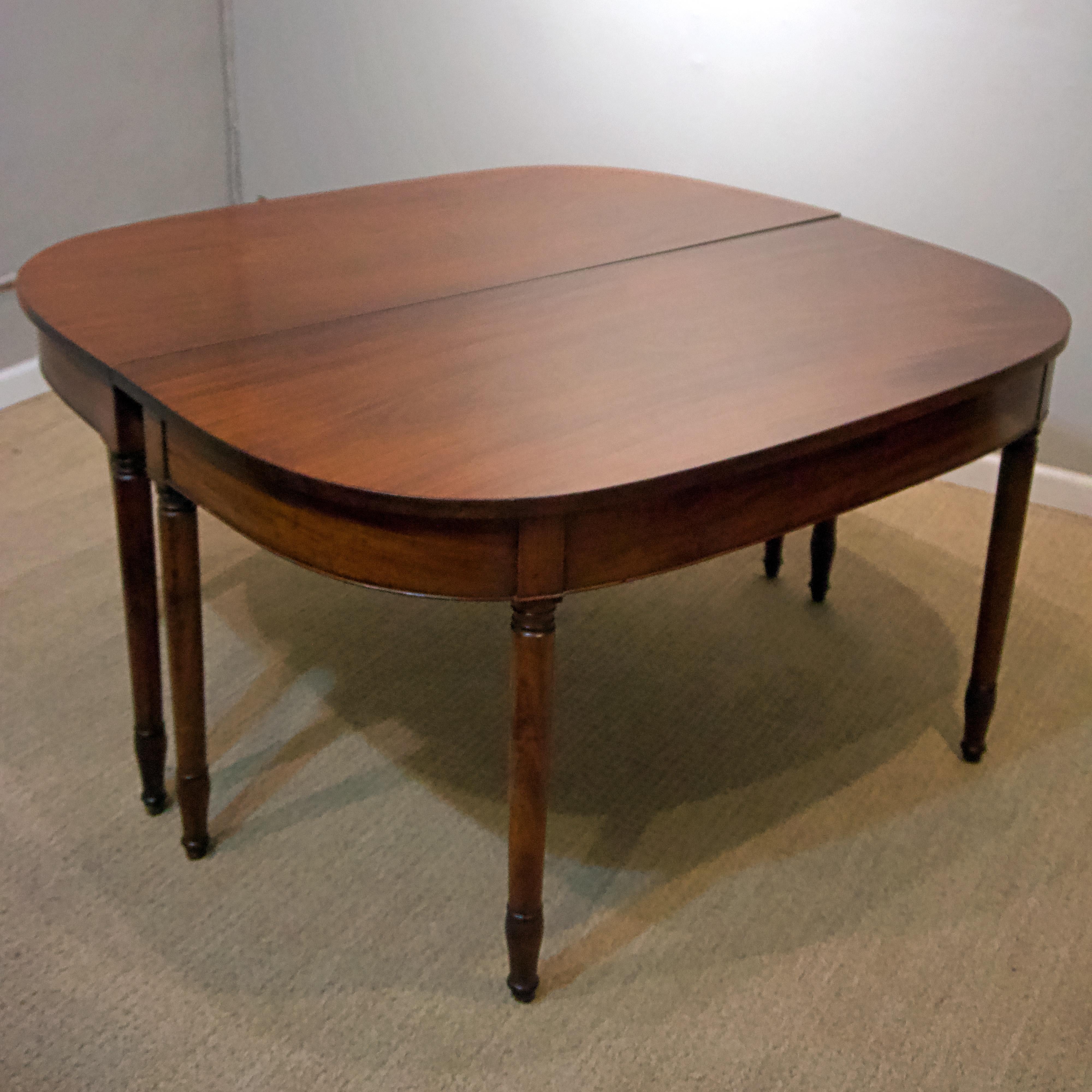 Federal 19th Century Mahogany Dining Table with Leaves with Brass Clips For Sale