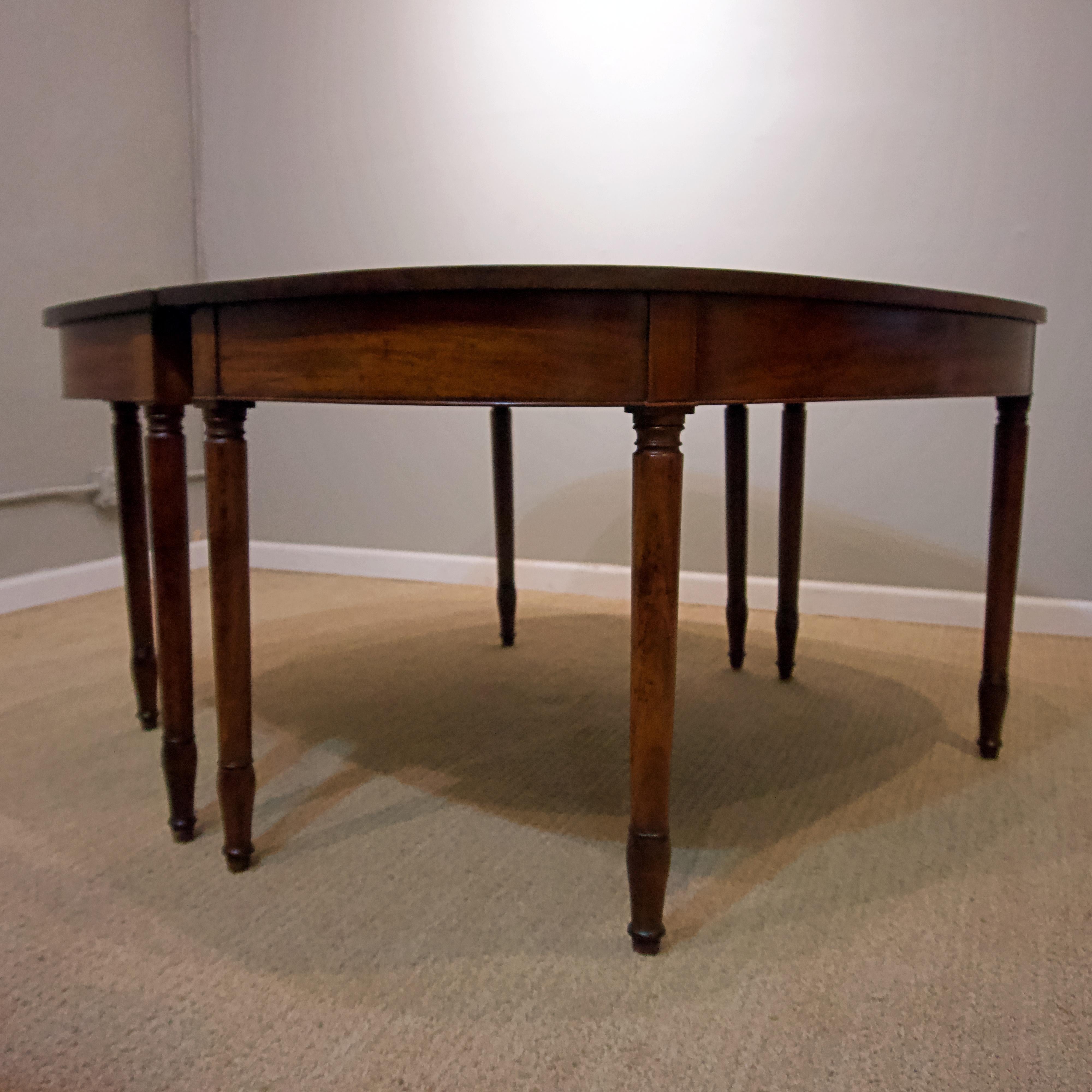 American 19th Century Mahogany Dining Table with Leaves with Brass Clips For Sale