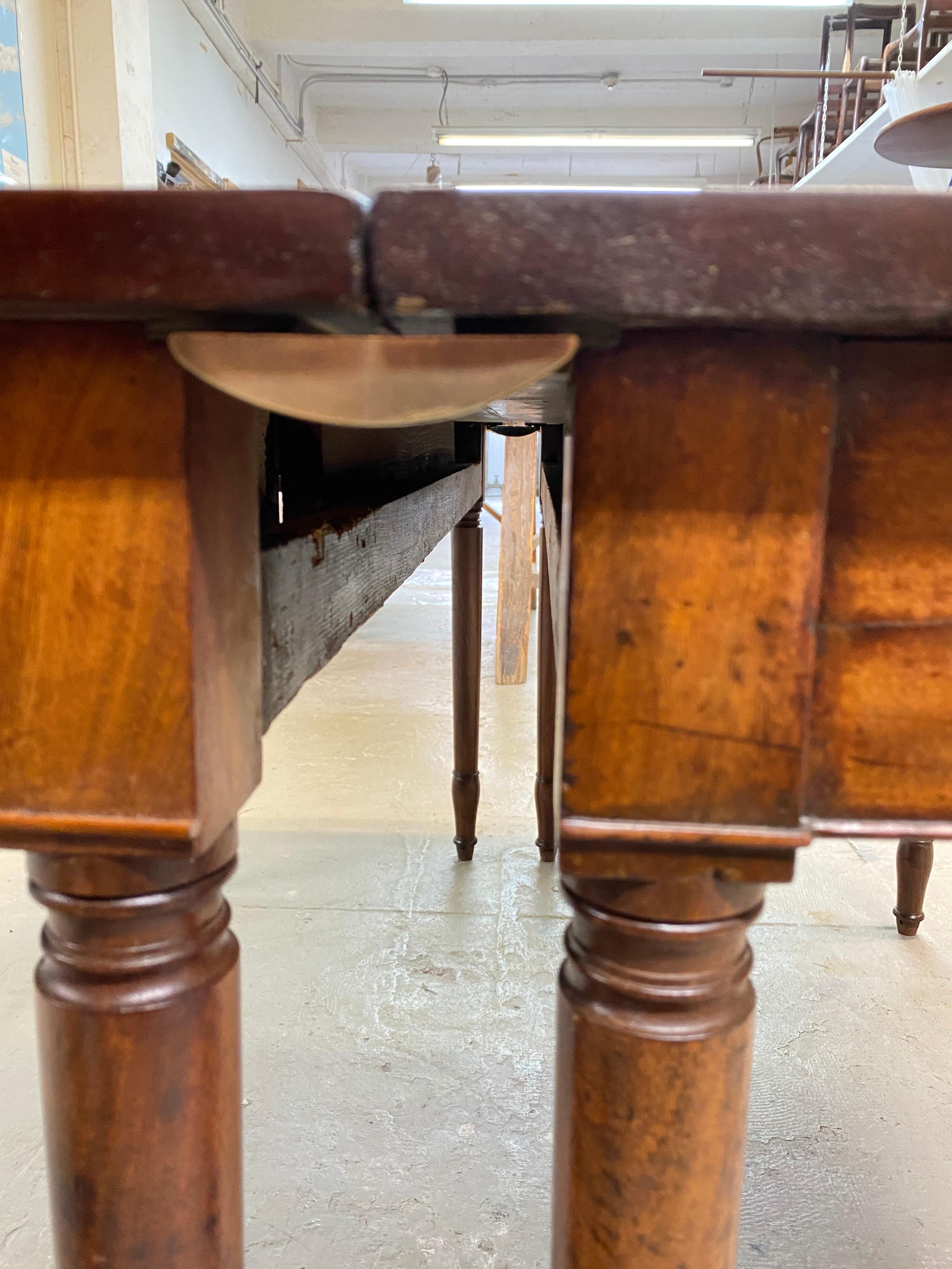 19th Century Mahogany Dining Table with Leaves with Brass Clips For Sale 7